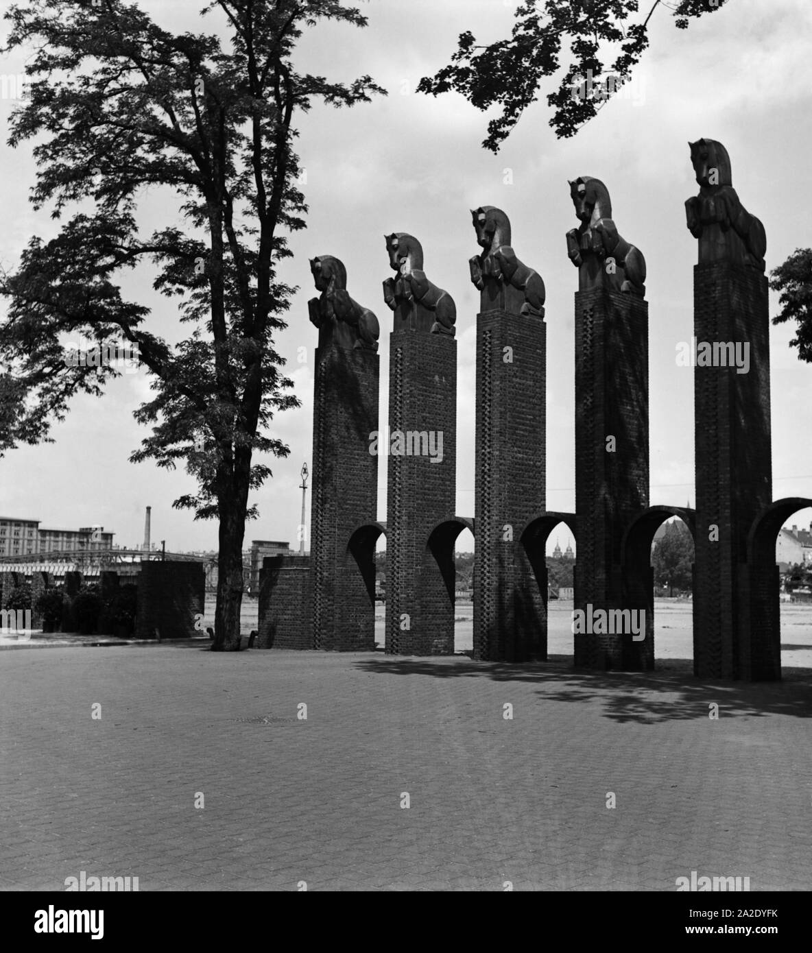 Pferdepfeiler bei der Ausstellungshalle in Magdeburg, Deutschland 1930er Jahre. Pillars with horse sculptures near the Magdeburg exhibition hall, Germany 1930s. Stock Photo