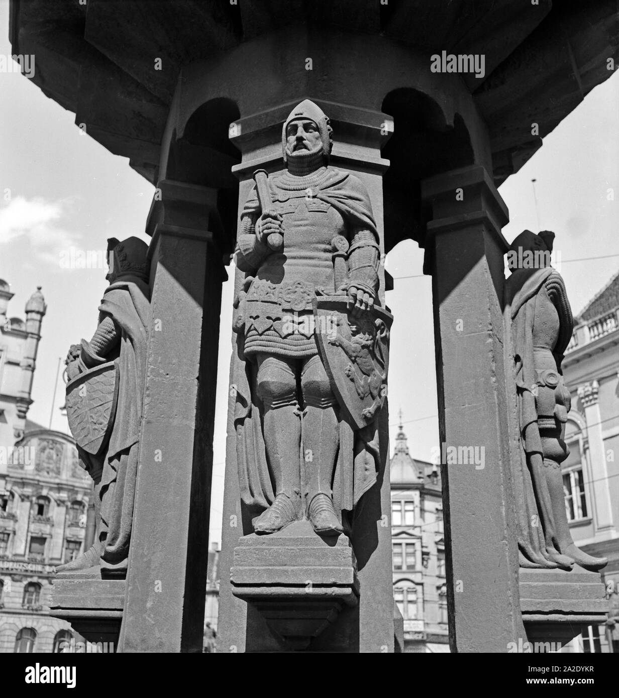 Ritter als Brunnenfiguren an einem Brunnen in Magdeburg, Deutschland 1930er Jahre. Knights as sculptures of a fountain in the old city of Magdeburg, Germany 1930s. Stock Photo