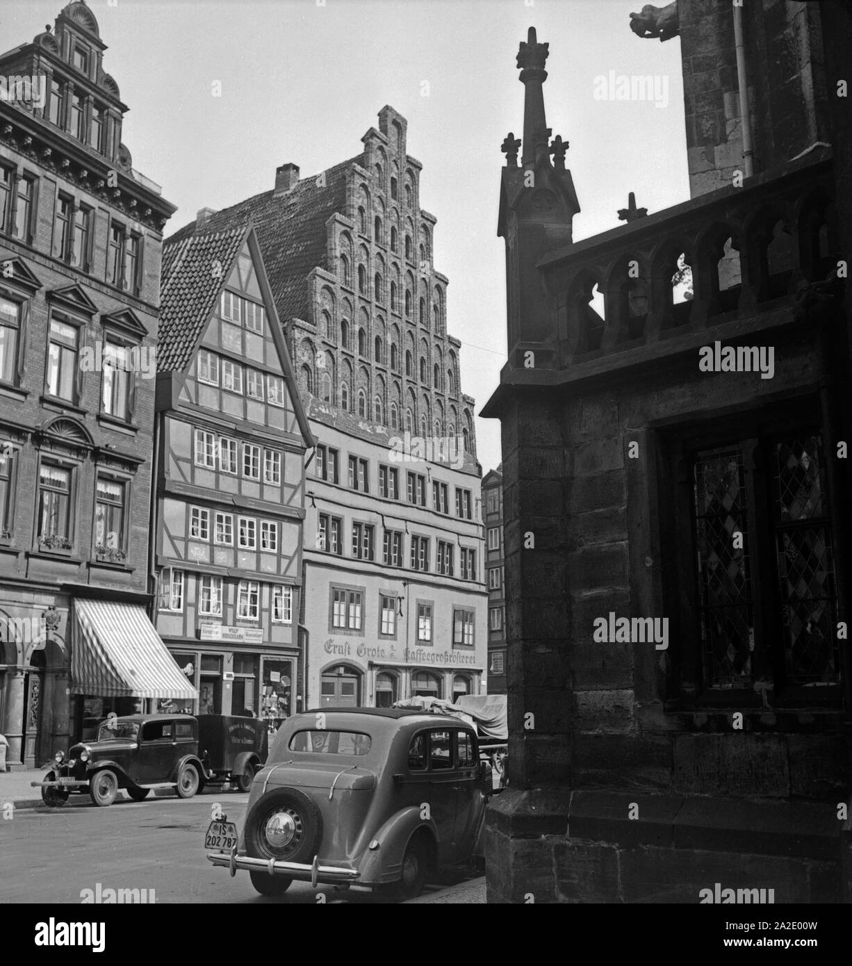 Die alte Kanzlei gegenüber der Ägidienkirche in Hannover, Deutschland 1930er Jahre. Old chancellery in the old city of Hanover, Germany 1930s. Stock Photo