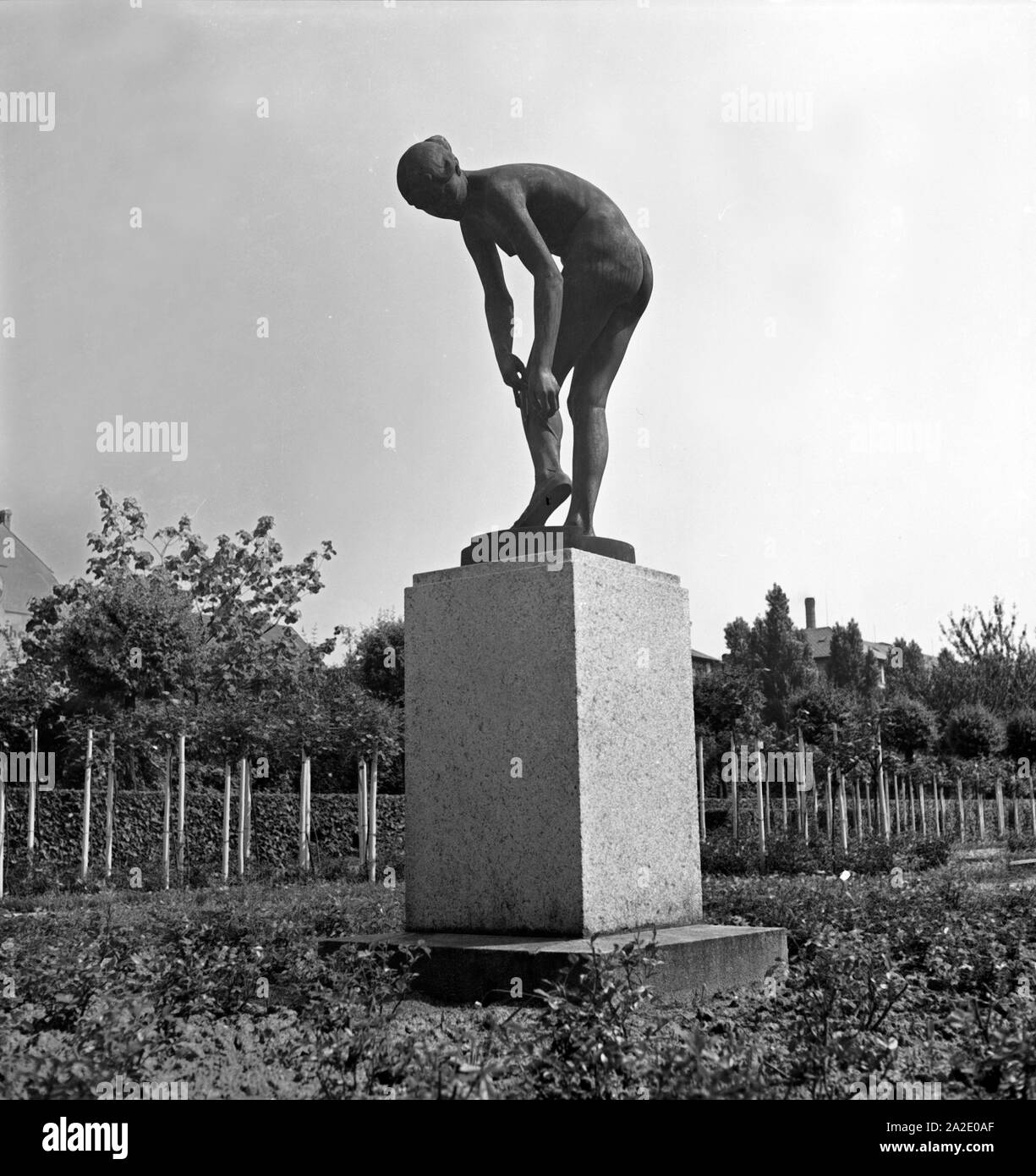 Frauenstatue im Rosarium in Chemnitz, Deutschland 1930er Jahre. Female sculpture at the rose garden of Chemnitz, Germany 1930s. Stock Photo