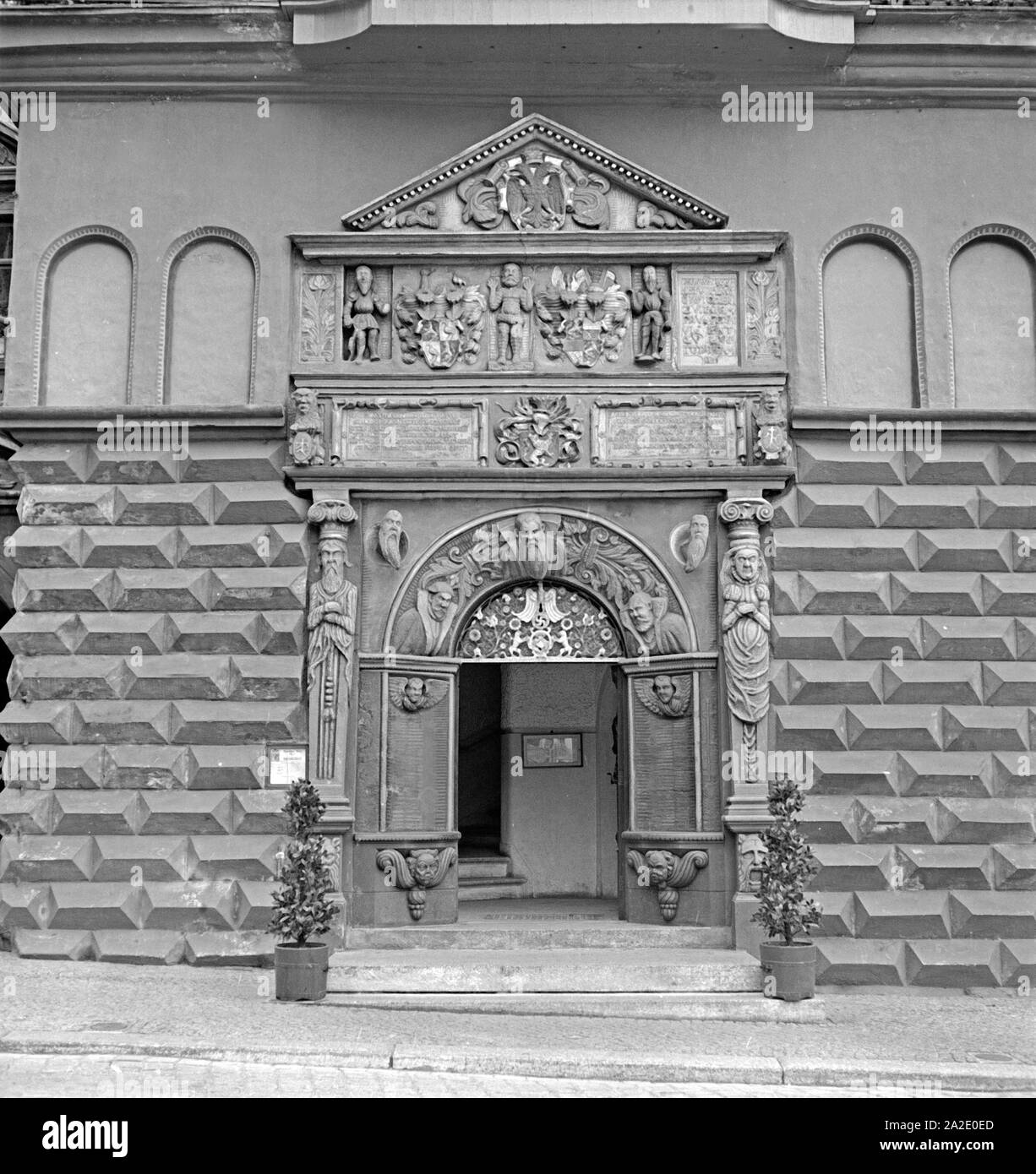 Das Rathausportal in der Stadt Gera, Deutschland 1930er Jahre. The entrance to the city hall of Gera, Germany 1930s. Stock Photo
