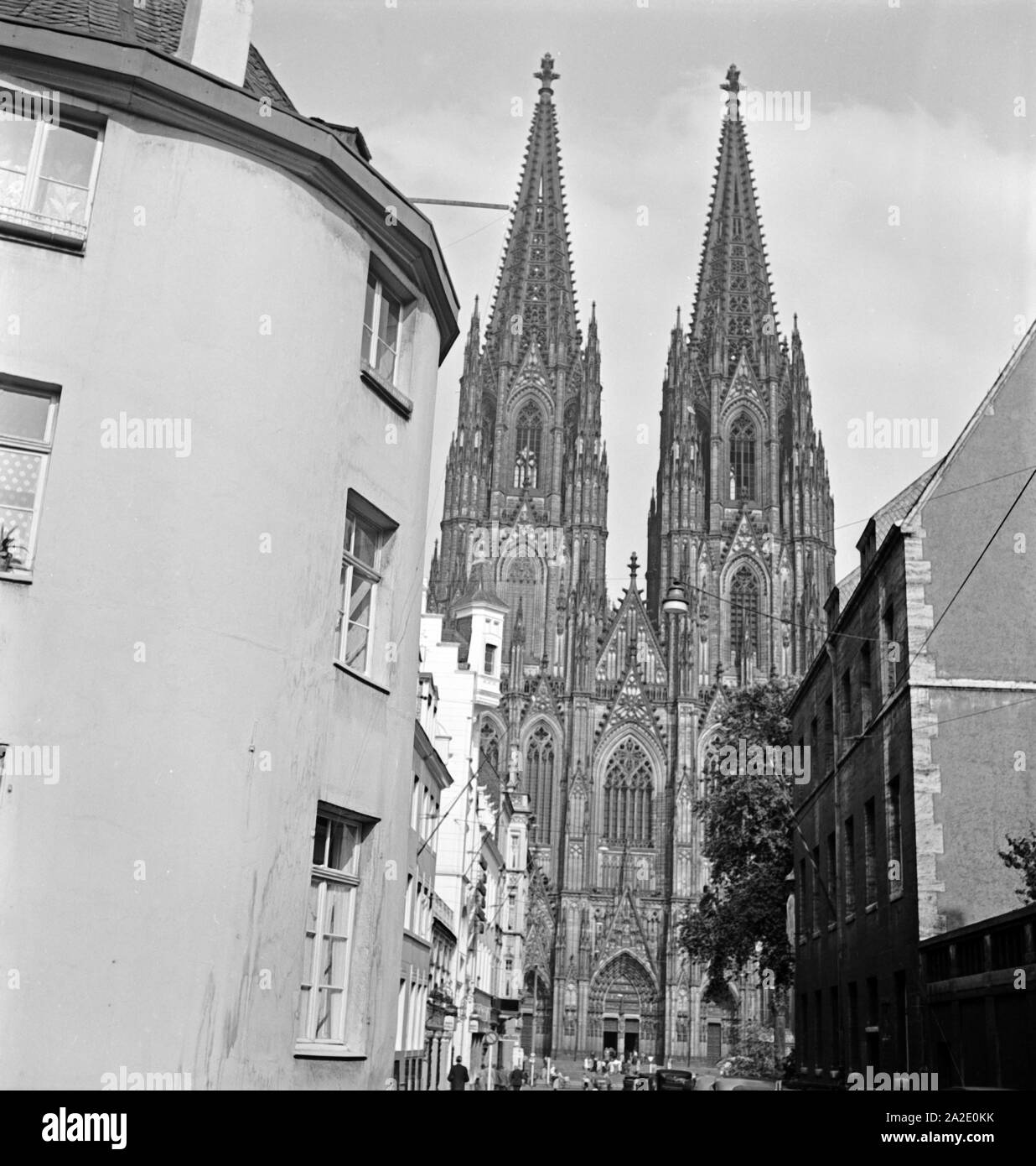 Blick von der Burgmauer auf den Hohen Dom zu Köln in einer Gesamtansicht, 1930er Jahre. Total view of the Cologne cathedral from Burgmauer street, 1930s. Stock Photo