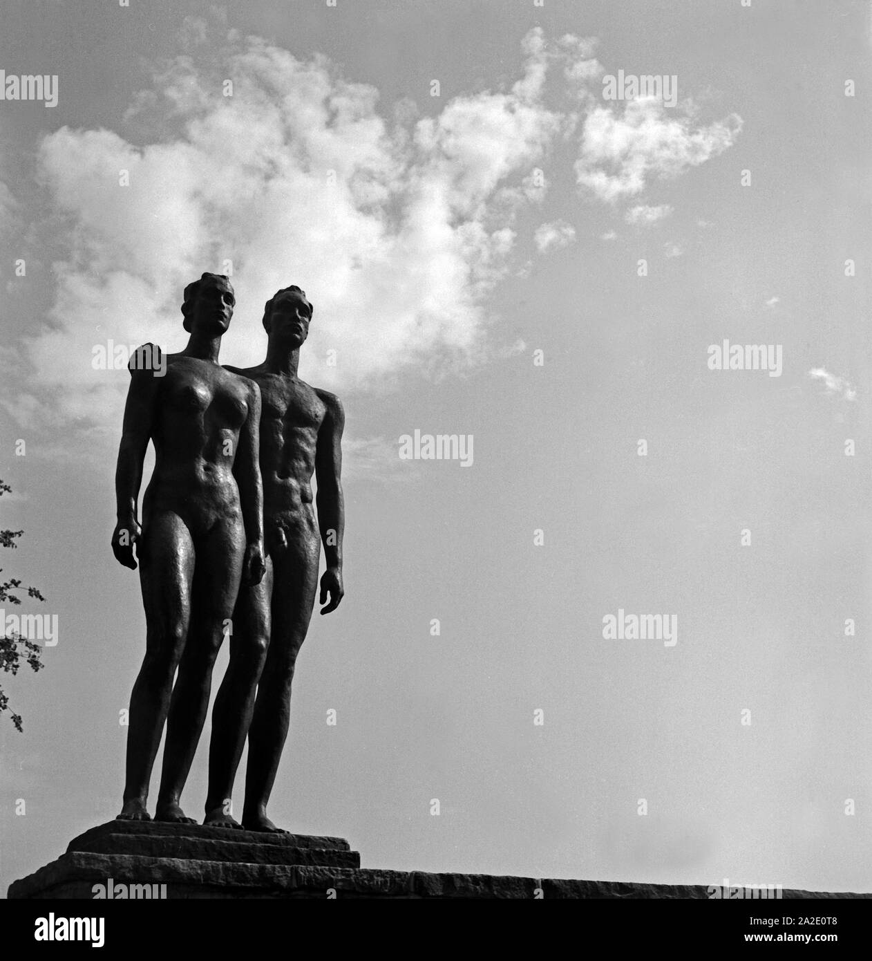 Die Skulptur 'Paar' des Bildhauers Georg Kolbe in Hannover, Deutschland 1930er Jahre. The sculpture 'couple' of artist Georg Kolbe at Hanover, Germany 1930s. Stock Photo