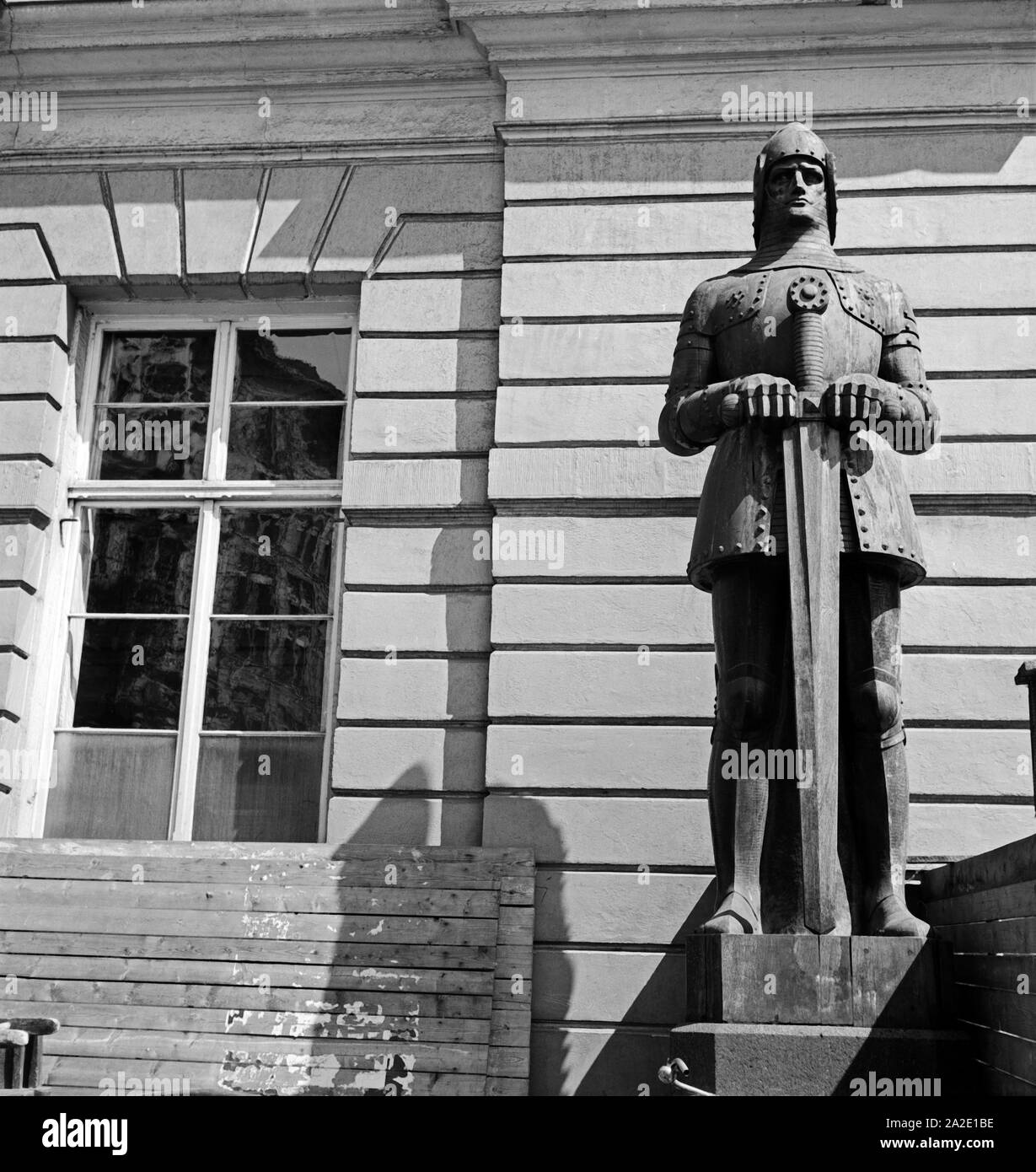 Der hölzerne Roland vor dem alten Rathaus in Magdeburg, Deutschland 1930er Jahre. The woodden Roland sculpture in front of the old coty hall of Magdeburg, Germany 1930s. Stock Photo