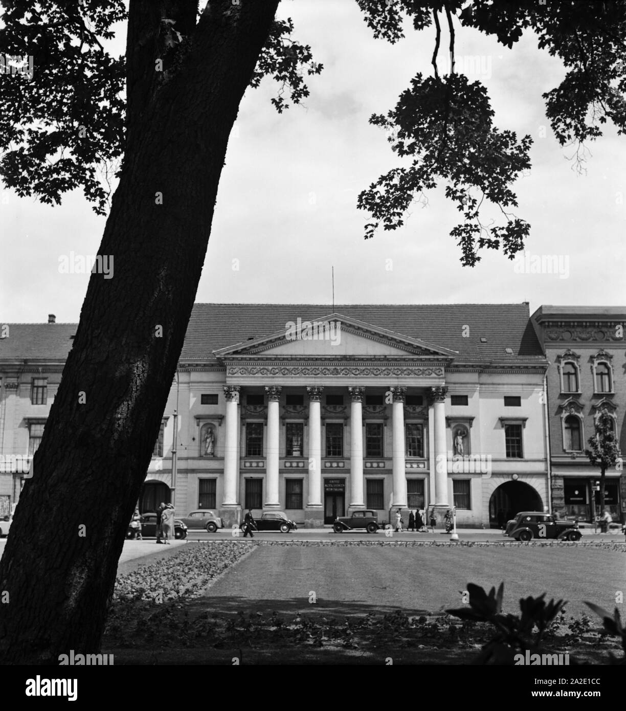 Autos parken vor dem ehemaligen Hoftheater in Dessau, Deutschland 1930er Jahre. Cars parking in front of the former royal court theatre at Dessau, Germany 1930s. Stock Photo