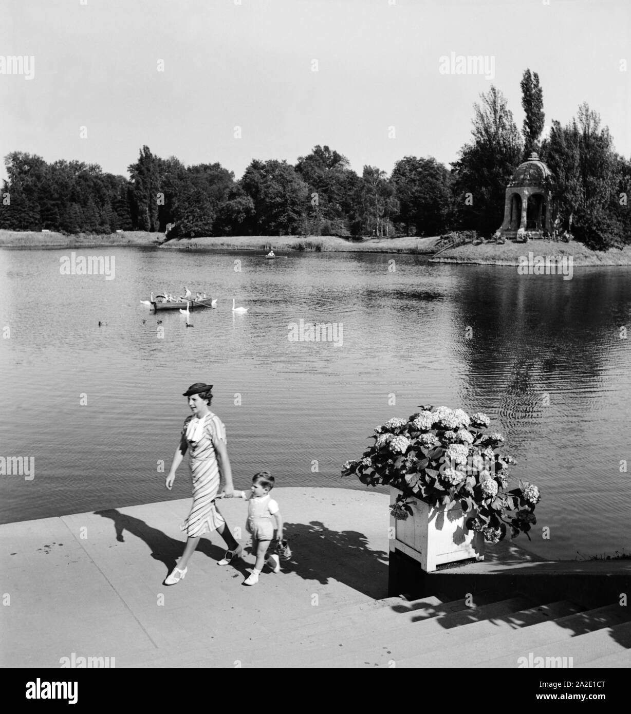 Mutter nd Kind bei einem Spaziergang am Adolf Mittag See in Magdeburg, Deutschland 1930er Jahre. Mother and child stolling by the artificial Adolf Mittag lake at Magdeburg, Germany 1930s. Stock Photo