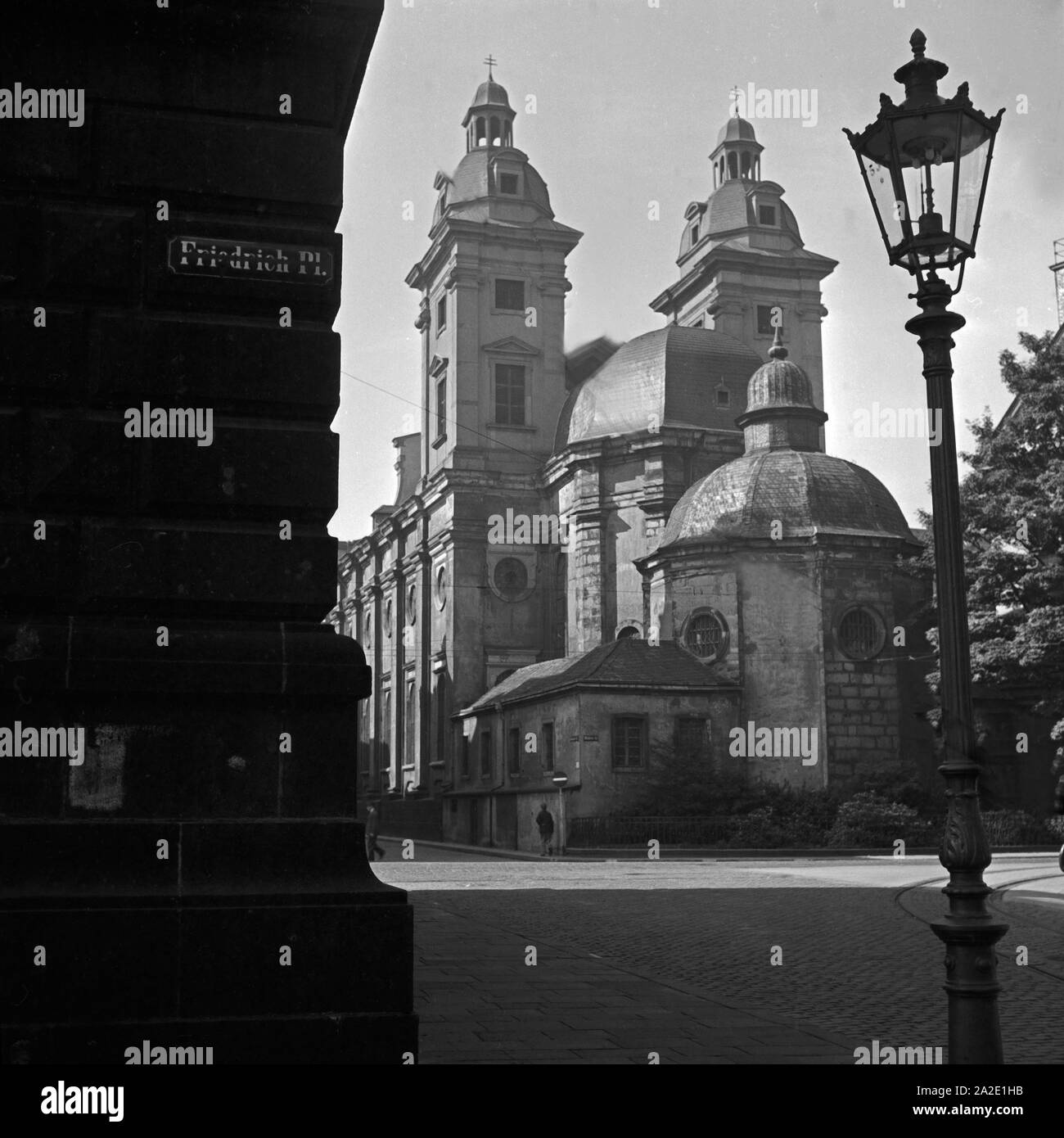 Die katholische Klosterkirche St. Andreas vom Grabbeplatz aus gesehen in Düsseldorf, Deutschland 1930er Jahre. Roman Catholic St. Andrew's church at Duesseldorf, Germany 1930s. Stock Photo