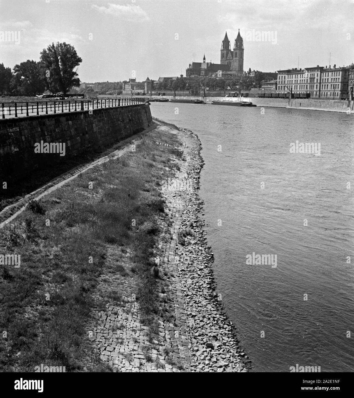Blick von Elbufer auf die Stadt Magdeburg mit dem Dom im Mittelpunkt, Deutschland 1930er Jahre, View from the shore of the river Elbe to the city of Magdeburg with its cathedral in the centre, Germany 1930s. Stock Photo