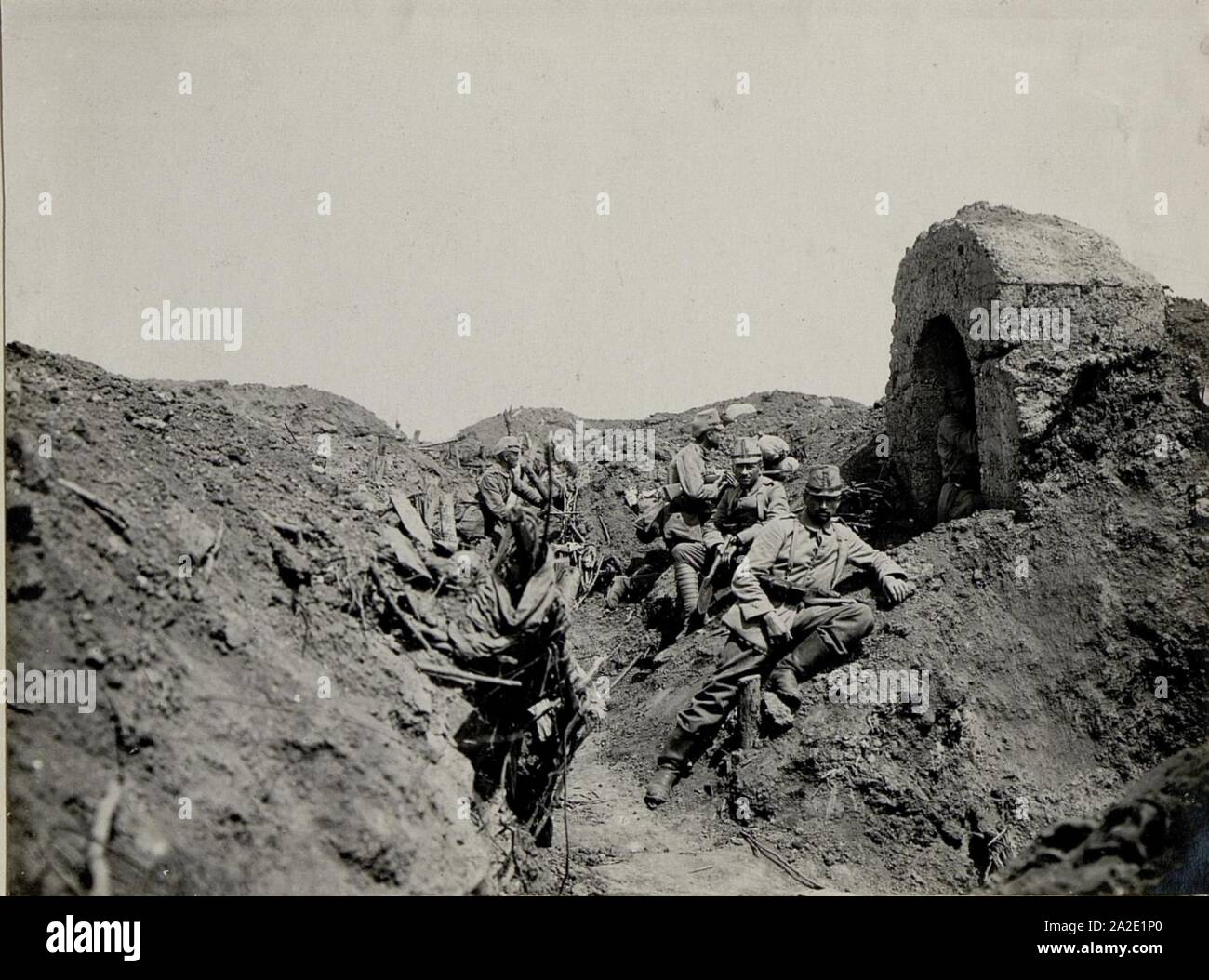 Ein durch Trommelfeuer besonders stark beschädigtes Grabenstück auf der Worobijowka - Höhe, welches durch das deutsche Reserve.Jäger Bataillon 15 am 1. Juli wiedererobert wurde Stock Photo