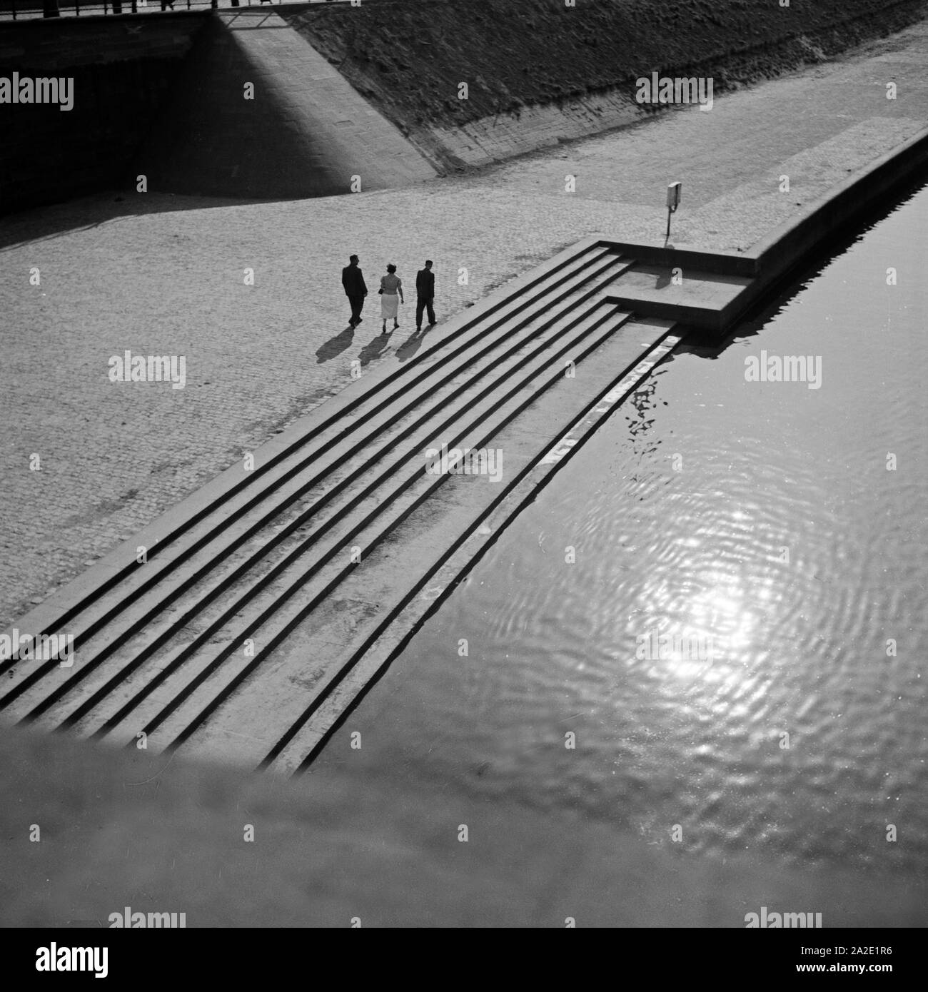 Menschen gehen am Ufer des Main in Frankfurt spazieren, Deutschland 1930er Jahre. People strolling on the shore of river Main at Frankfurt, Germany 1930s. Stock Photo