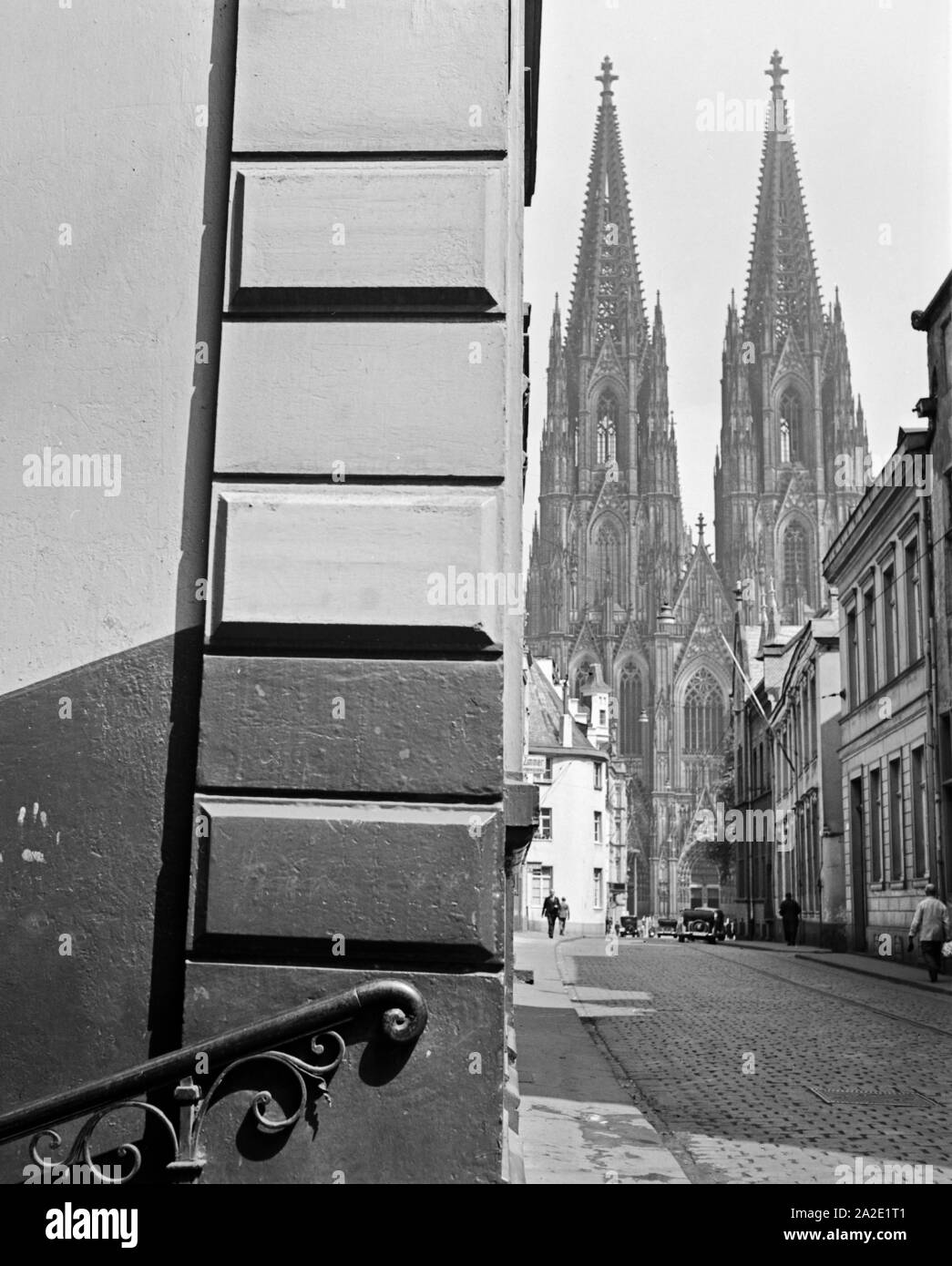 Blick von der Burgmauer auf den Hohen Dom zu Köln, Gesamtansicht 1930er Jahre. View from the Burgmauer street to Cologne cathedral, 1930s. Stock Photo