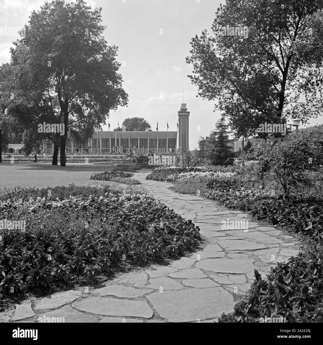 Im Gruga Park in Essen, Deutschland 1930er Jahre. At Essen Gruga Park, Germany 1930s. Stock Photo