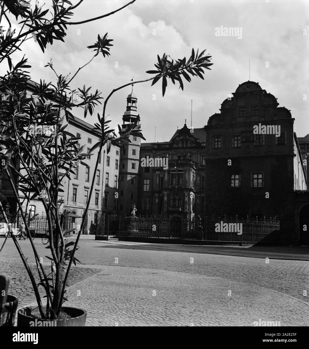 Das Schloß in Dessau, Deutschland 1930er Jahre. The castle at Dessau, Germany 1930s. Stock Photo