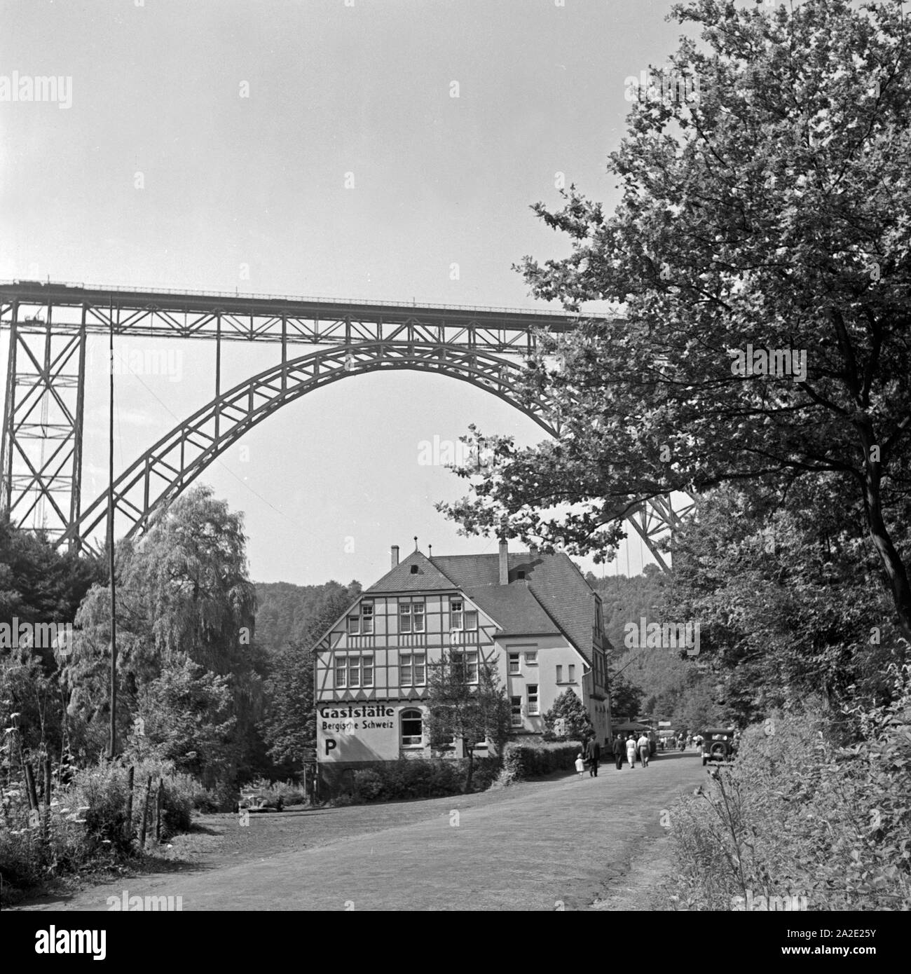 Blick auf die Kaiser Wilhelm Brücke mit der Gaststätte 'Bergische Schweiz' in der Nähe von Remscheid, Deutschland 1930er Jahre. View to the Kaiser Wilhelm bridge with a restaurant underneath near Remscheid, Germany 1930s. Stock Photo