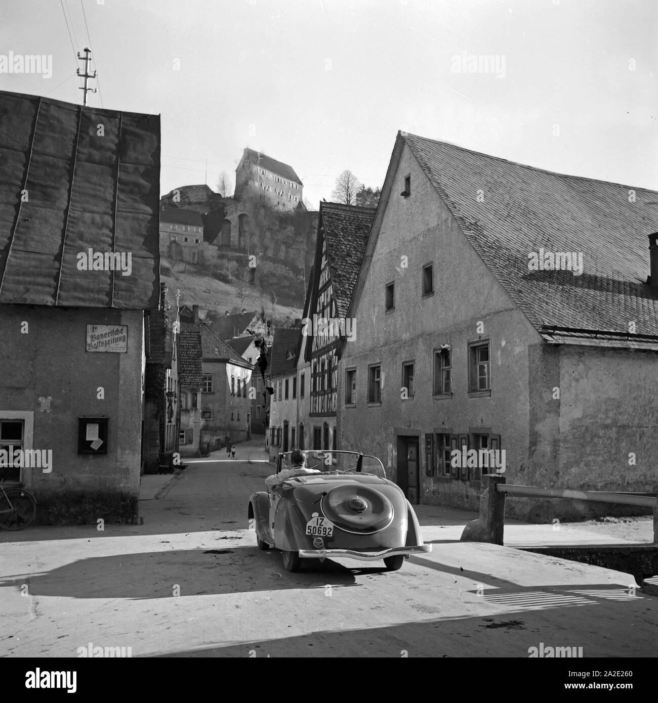 Durchfahrt in der Ortschaft Pottenstein in Oberfranken, Deutschland 1930er Jahre. At the little town Pottenstein at Upper Franconia, Germany 1930s. Stock Photo