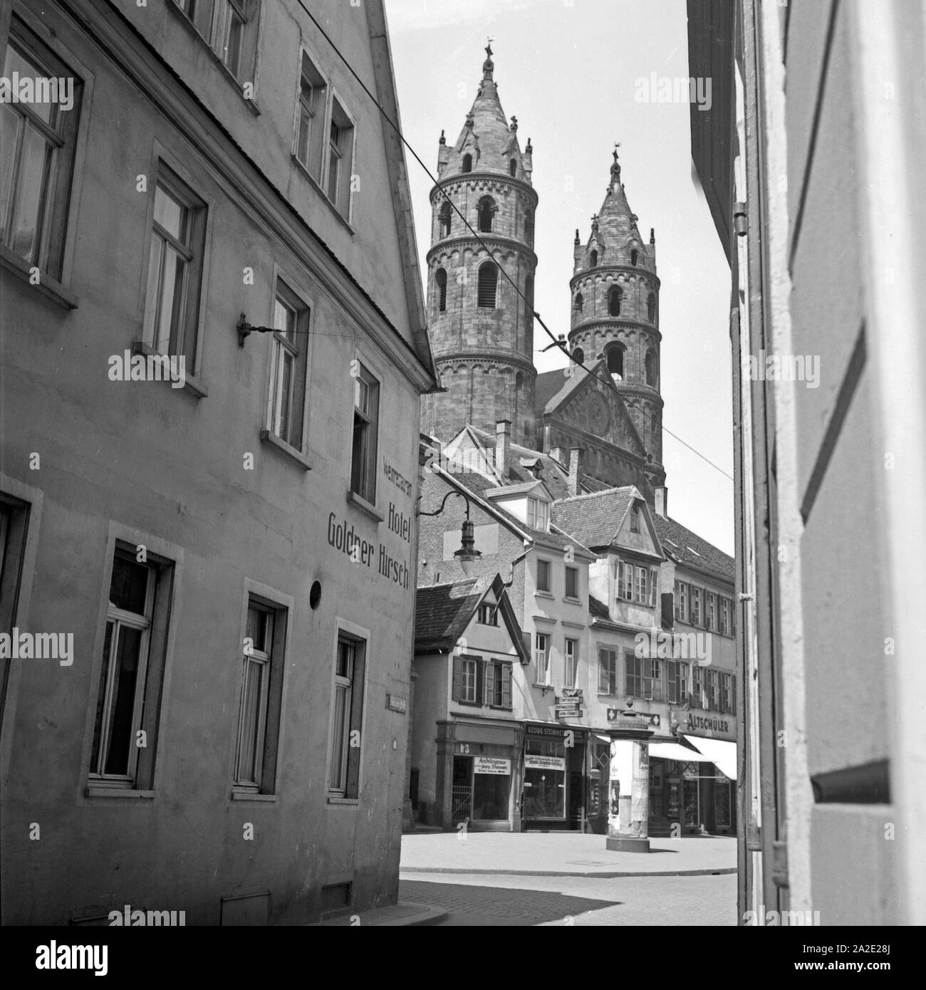 Der Dom zu Worms, durch die Häuser der Altstadt gesehen, Deutschland 1930er Jahre. Worms cathedral, seen through the houses of the old city, Germany 1930s. Stock Photo