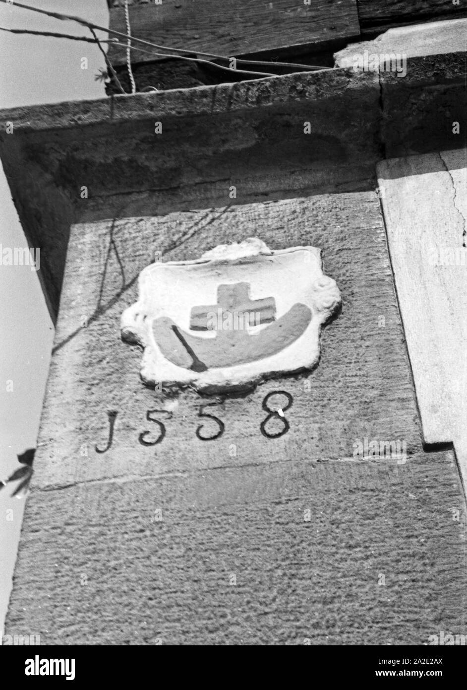 Wappen von Schifferstadt am alten Rathaus, Deutschland 1930er Jahre. Coat of arms at the old city hall of Schifferstadt, Germany 1930s. Stock Photo