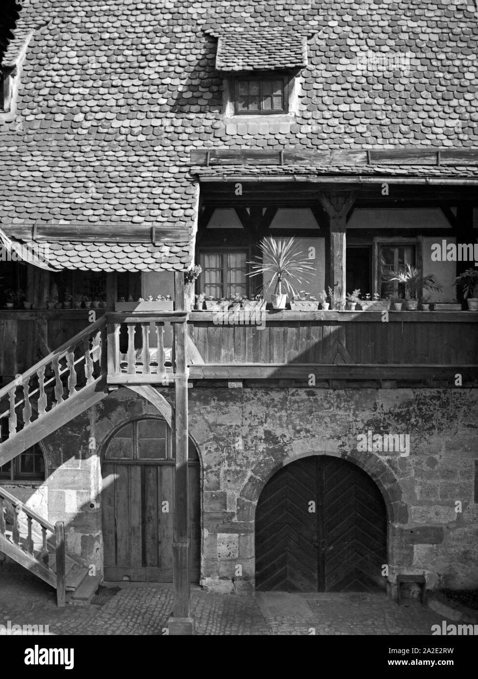 Idyll in einem Hinterhof in Bamberg, Deutschland 1930er Jahre. Idyllic courtyard at Bamber, Germany 1930s. Stock Photo