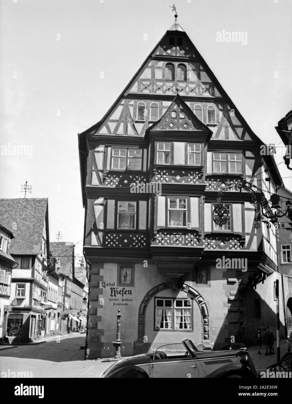 Das kleine Fachwerkhotel Riesen in Miltenberg, Deutschland 1930er Jahre. Little hotel in a timbered house at Miltenberg, Germany 1930s. Stock Photo