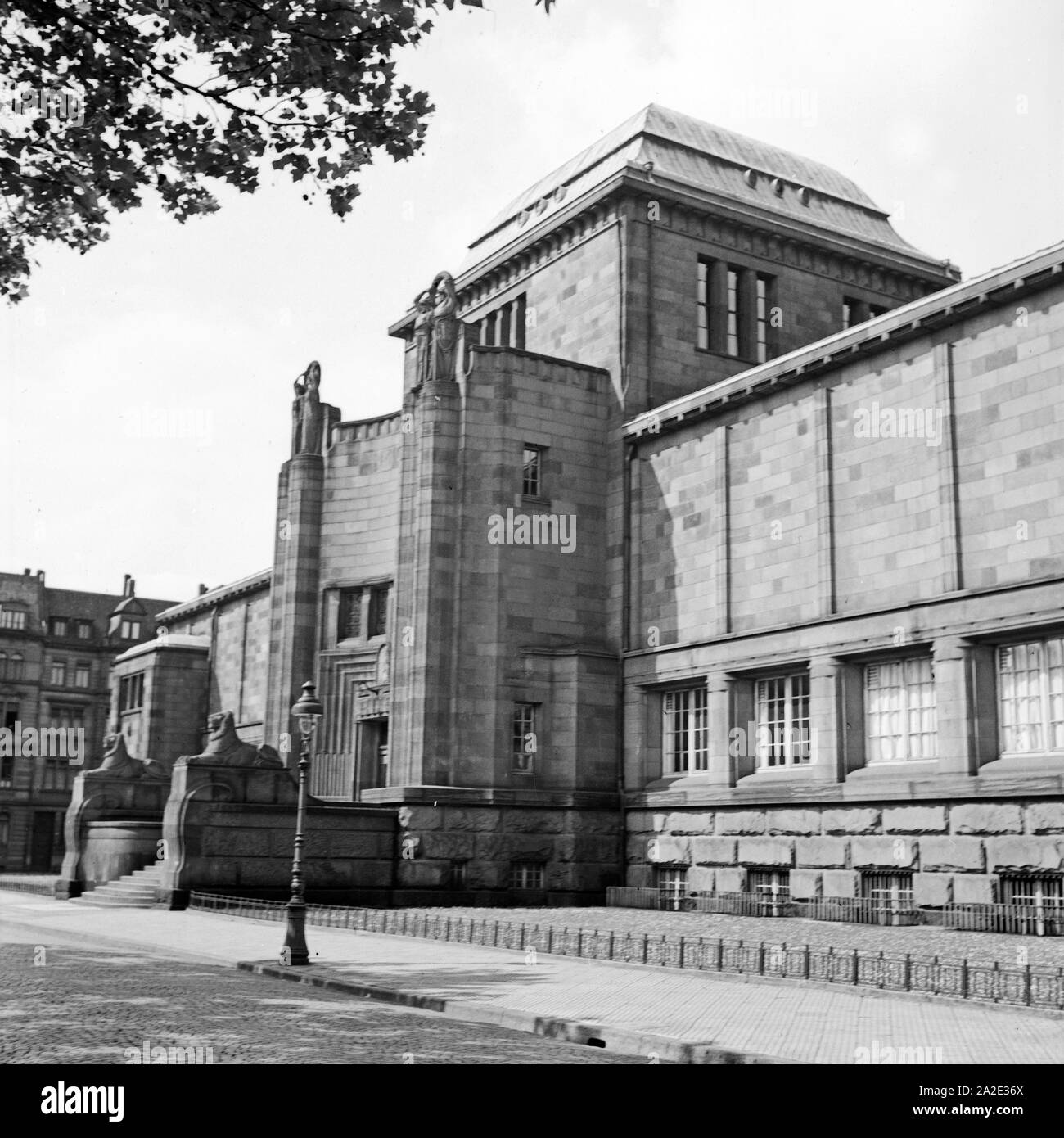 Die Kunsthalle Mannheim an der Moltkestraße, Deutschland 1930er Jahre. Kunsthalle fine arts museum at Moltke street in Mannheim, Germany 1930s. Stock Photo