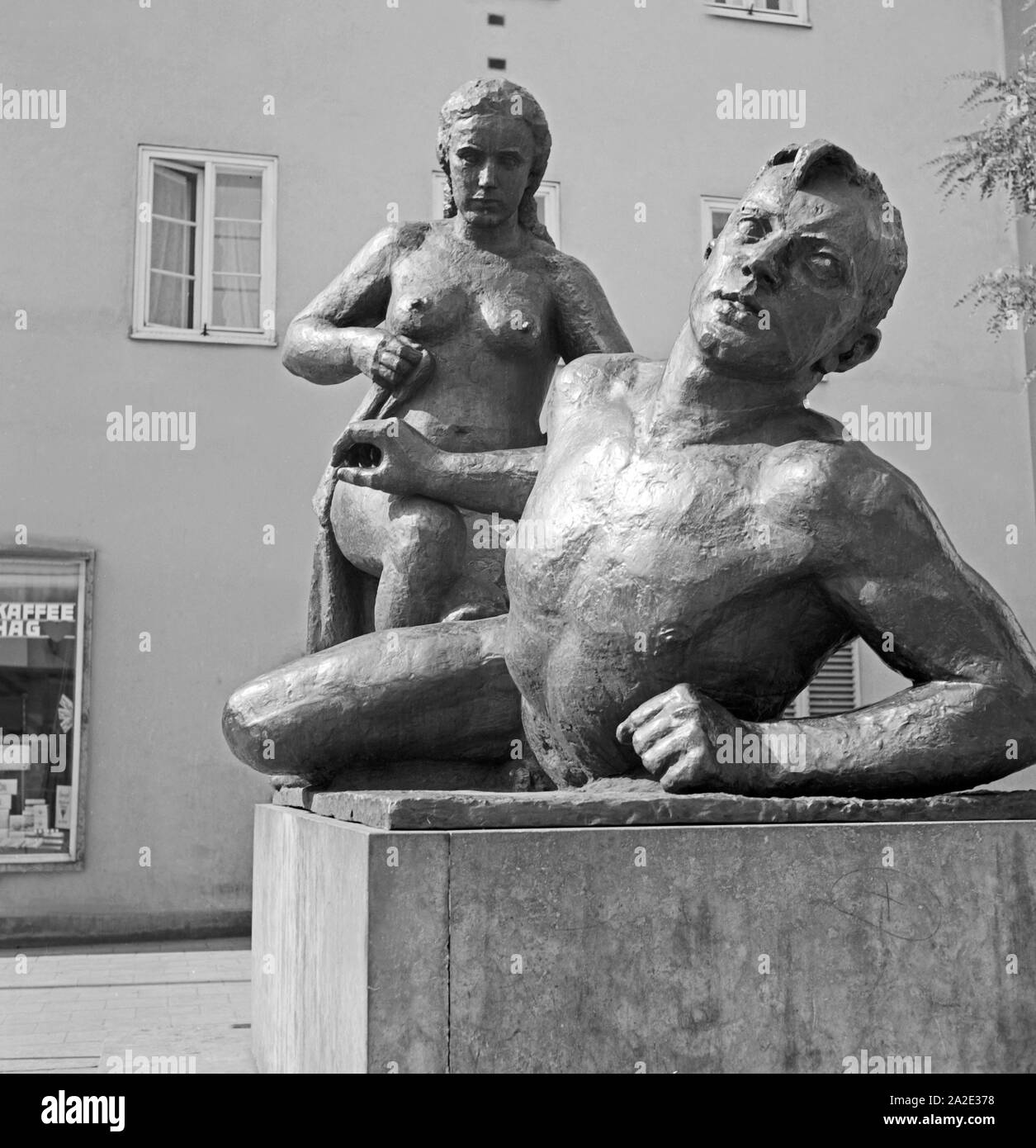 Eine Skulptur in Chemnitz, eine Frau und einen Mann darstellend, Deutschland 1930er Jahre. Sculpture showing a woman and a man at Chemnitz, Germany 1930s. Stock Photo