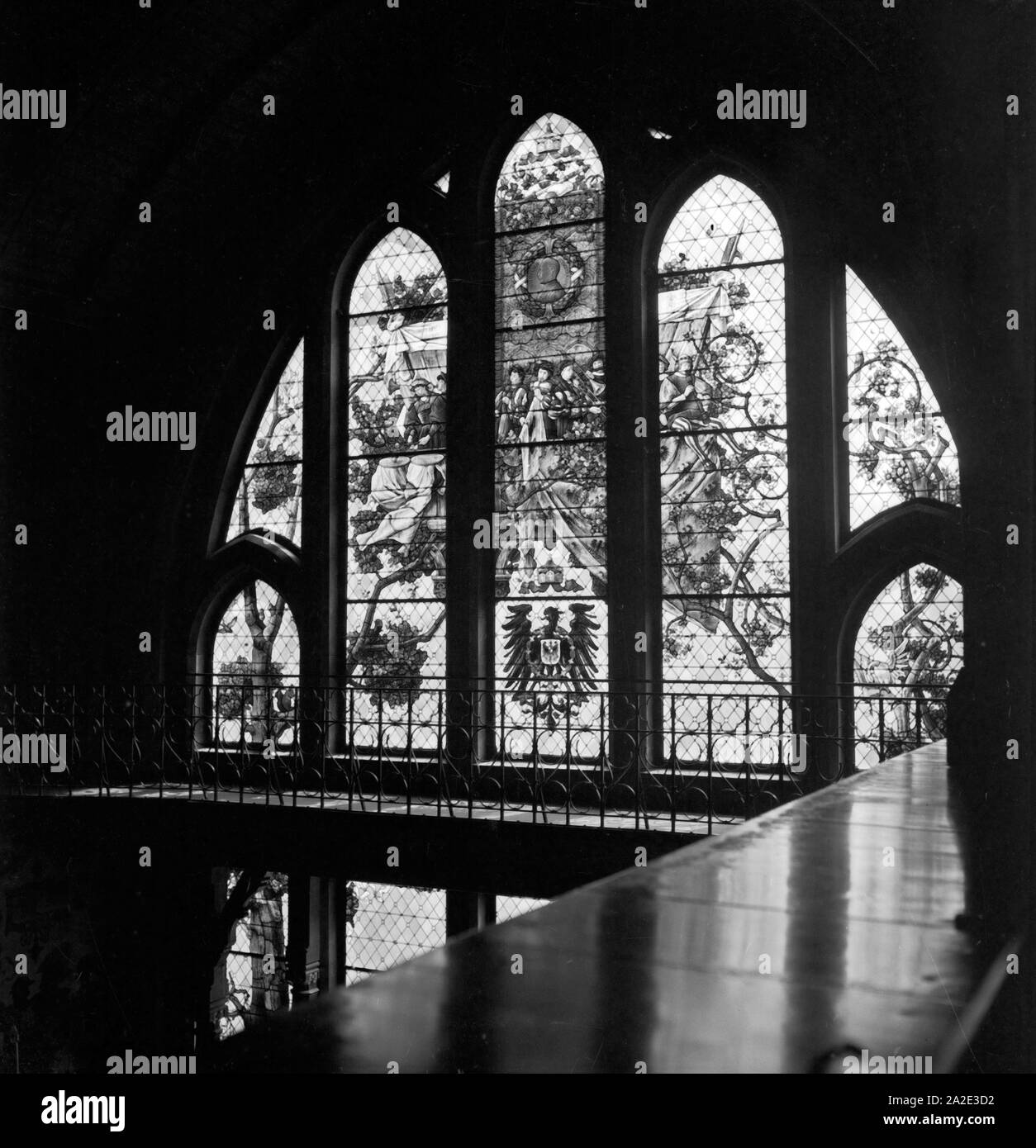Fenster mit Wappen und Allegorien im Rathaus von Hildesheim, Deutschland 1930er Jahre. Window with coat of arms and allegories at the city hall of Hildesheim, Germany 1930s. Stock Photo