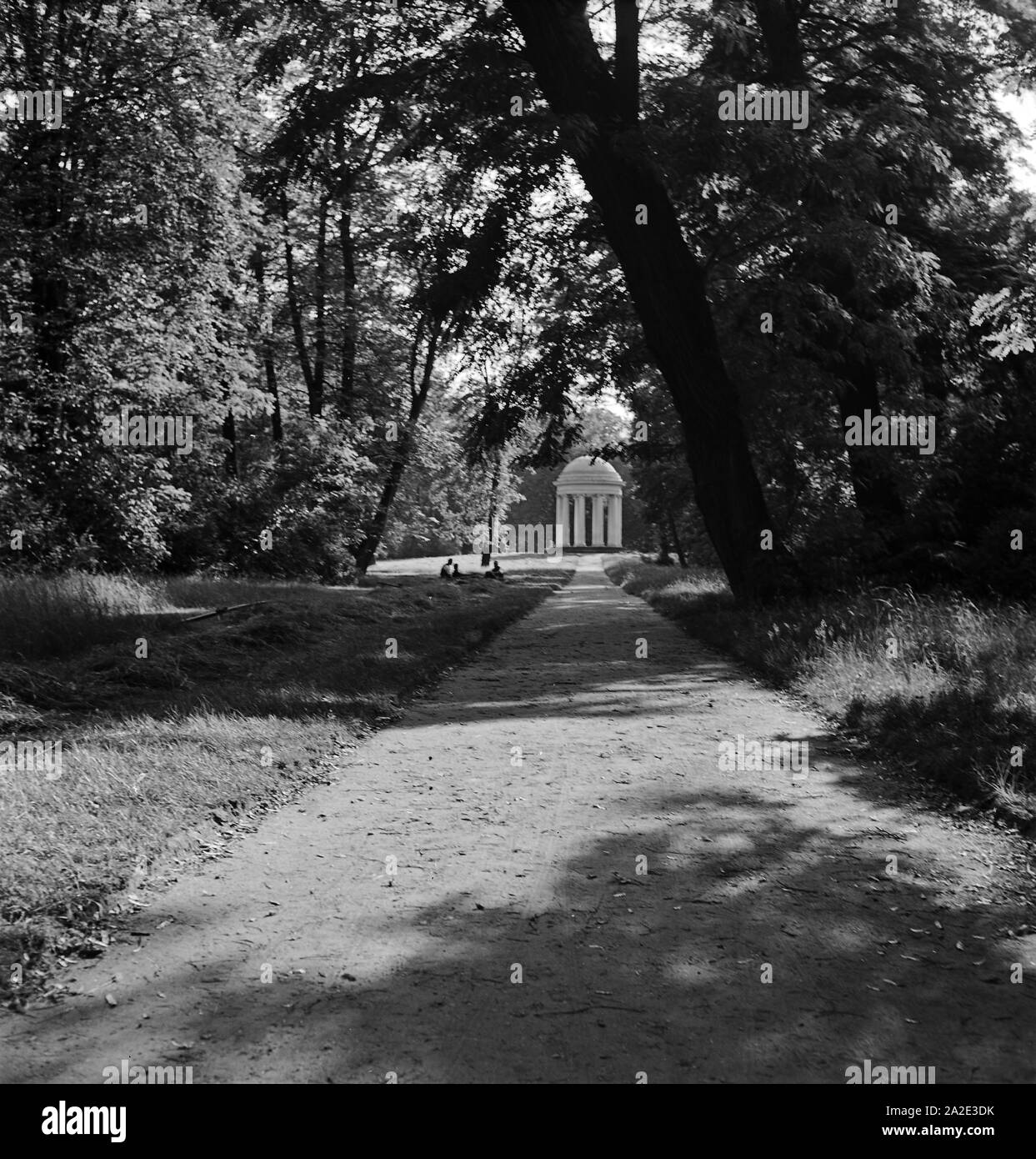 Pavillon im Schloßgarten von Dessau, Deutschland 1930er Jahre. Pavillon at the park of the castle in Dessau, Germany 1930s. Stock Photo