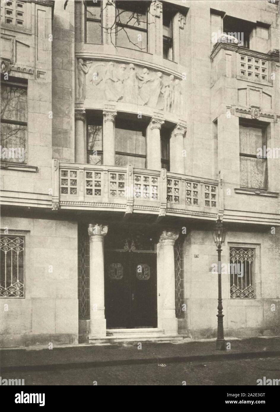 Einfamilienhaus des Herrn Dr. Friedrichs in Düsseldorf, Jägerhofstraße 19-20, Portal, Architekt Ludwig H. Fettweis (Abb. von 1910). Stock Photo