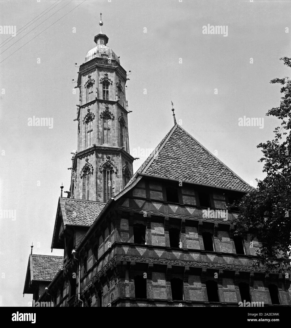 Der Glockenturm St. Andreaskirche überragt die Häuser in der Neustadt von Braunschweig, Deutschland 1930er Jahre. The belfry of the St. Andrew's church overlapping the houses of Braunschweig, Germany 1930s. Stock Photo