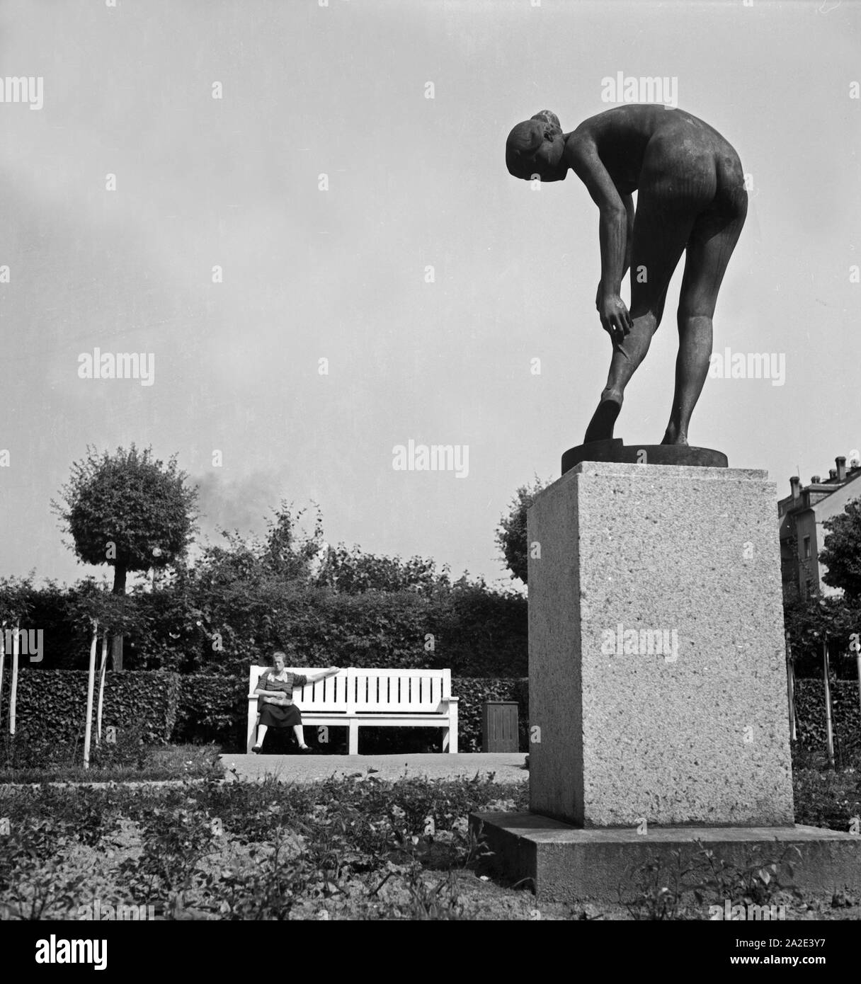 Frauenstatue im Rosarium in Chemnitz, Deutschland 1930er Jahre. Female sculpture at the rose garden of Chemnitz, Germany 1930s. Stock Photo