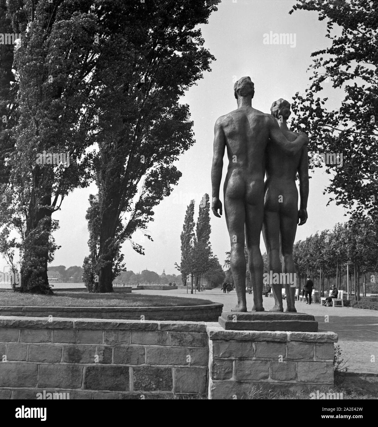 Die Skulptur 'Paar' des Bildhauers Georg Kolbe in Hannover, Deutschland 1930er Jahre. The sculpture 'couple' of artist Georg Kolbe at Hanover, Germany 1930s. Stock Photo