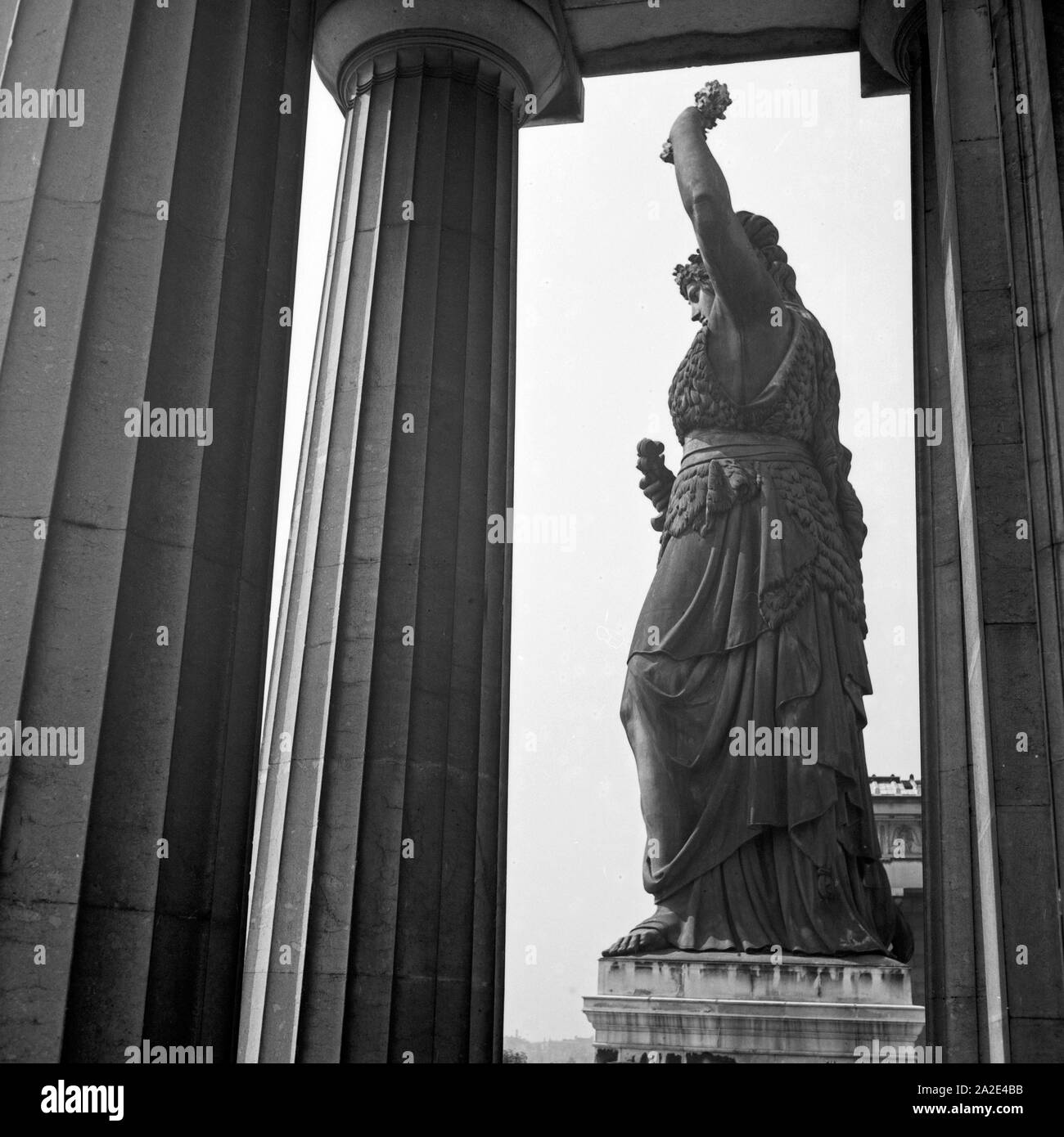 Seitenansicht der Bavaria zwischen den Säulen der Ruhmeshalle in München, Deutschland 1930er Jahre. Side view of the Bavaria statue from between the columns of the Ruhmeshalle hall of fame at Munich, Germany 1930s. Stock Photo