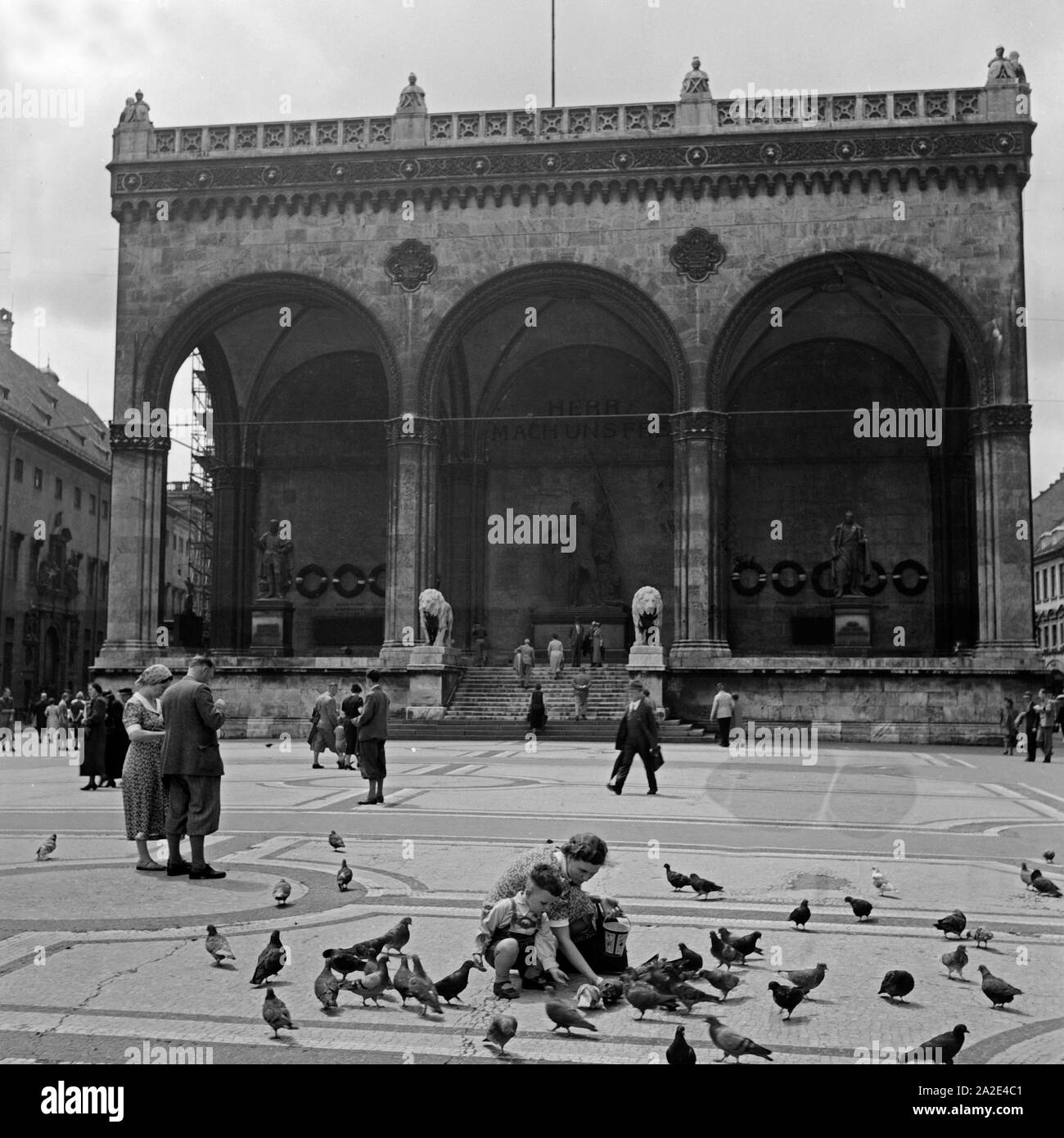Die Feldherrnhalle auf dem Odeonsplatz in München, Deutschland 1930er Jahre. Feldherrhalle hall on the Odeonsplatz square at Munich, Germany 1930s. Stock Photo