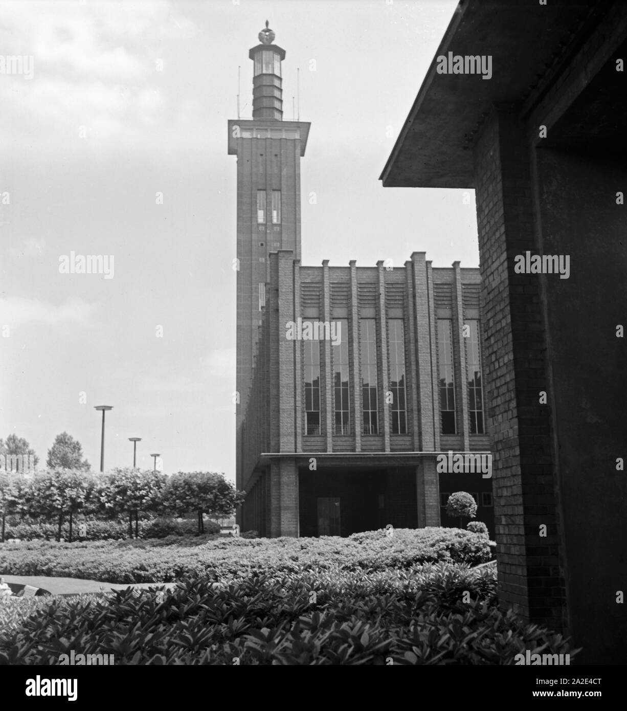 Vorbei an den Messehallen und am Messeturm in Köln zum Tanzbrunnen, 1930er Jahr. On the way to the Cologne Tanzbrunnen you see fair buildings and the tower, 1930s. Stock Photo