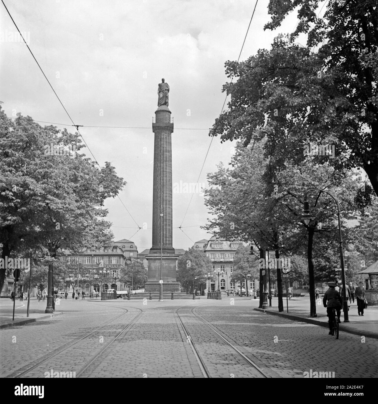 Die Ludwigssäule auf dem Luisenplatz in Darmstadt, Deutschland 1930er Jahre. Ludwig's column at Luisenplatz square at Darmstadt, Germany 1930s. Stock Photo