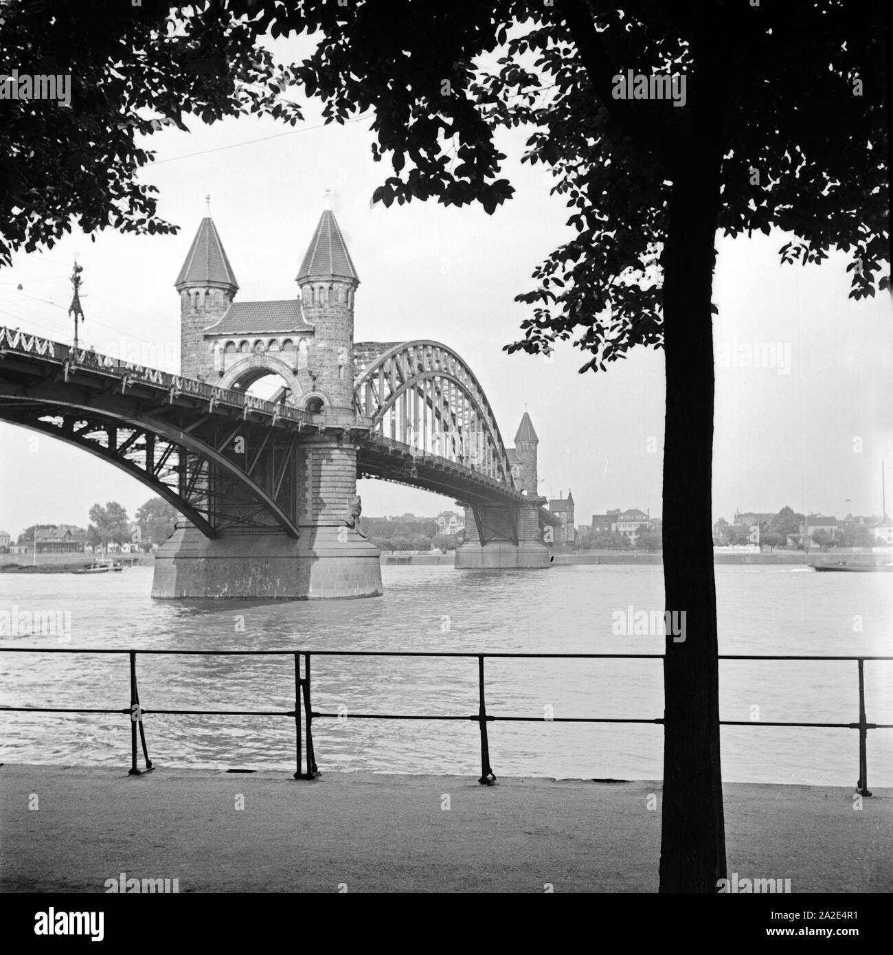 Die Klaus Clemens Brücke in Bonmn, Deutschland 1930er Jahre. Klaus Clemens bridge at Bonn, Germany 1930s. Stock Photo