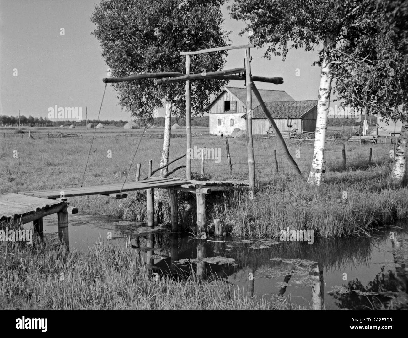 Zugbrücke zur Försterei von Inse im Memeldelta, Ostpreußen, 1930er Jahre. Drawbridge to the forester's house at Inse in the Memel delta, East Prussia, 1930s. Stock Photo