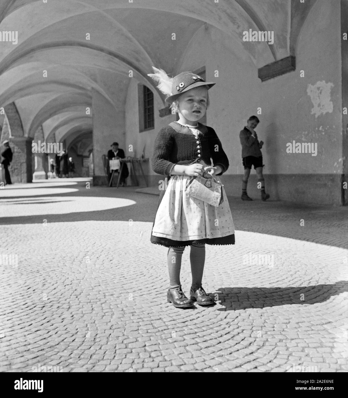 Ein kleines Mädchen in Berchtesgaden, Deutschland 1930er Jahre. A little girl from Berchtesgaden, Germany 1930s. Stock Photo