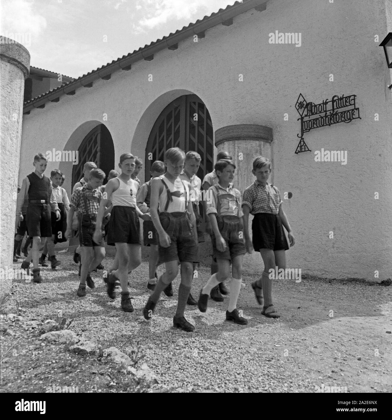 Jungen am Eingangsbereich der Adolf-Hitler-Jugendherberge in Berchtesgaden, Deutschland 1930er Jahre. Boys at the entrance of the Adolf Hitler youth hostel at Berchtesgaden, Germany 1930s. Stock Photo