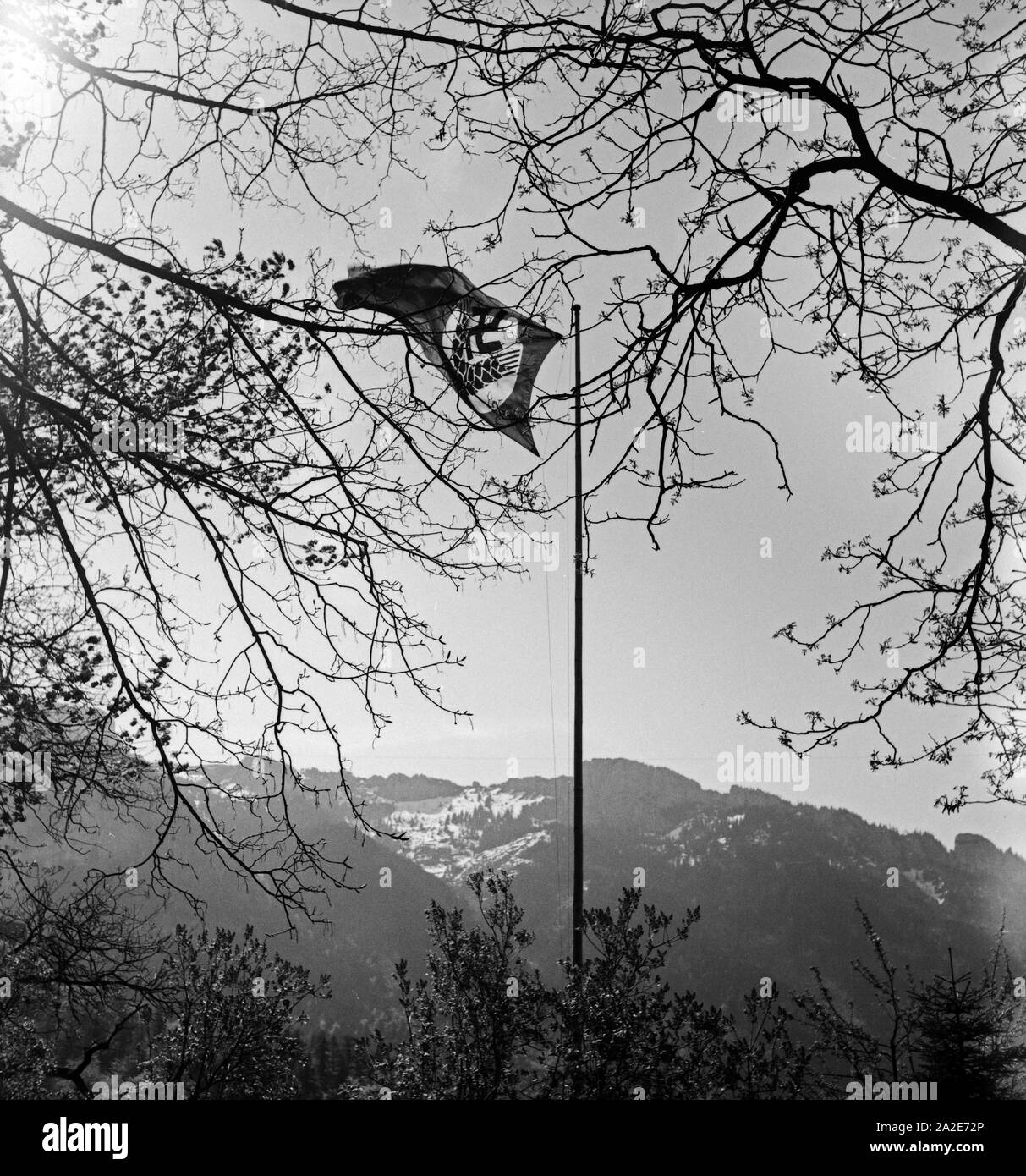 Die Flagge für die weibliche Jugend des Reichsarbeitsdienstes RAD in der Form ab 1934 weht in Hohenaschau im Chiemsee im Wind, Deutschland 1930er Jahre. The flag of the female Reichsarbeitsdienst RAD youth in the wind of Bavaria, Germany 1930s. Stock Photo