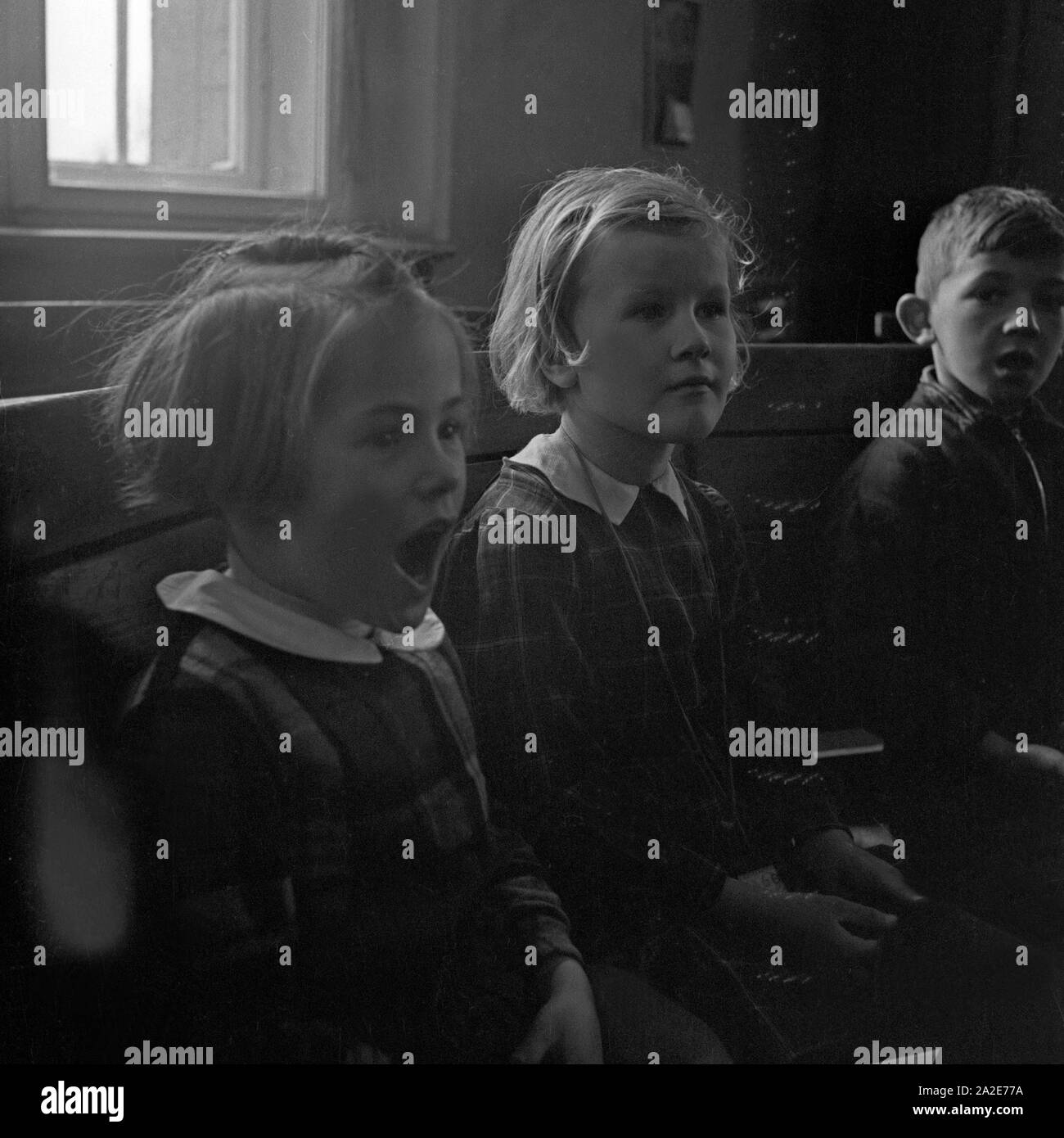 Kinder in einer Taubstummenschule, Deutschland 1930er Jahre. Children at a school for the deaf mute, Germany 1930s. Stock Photo