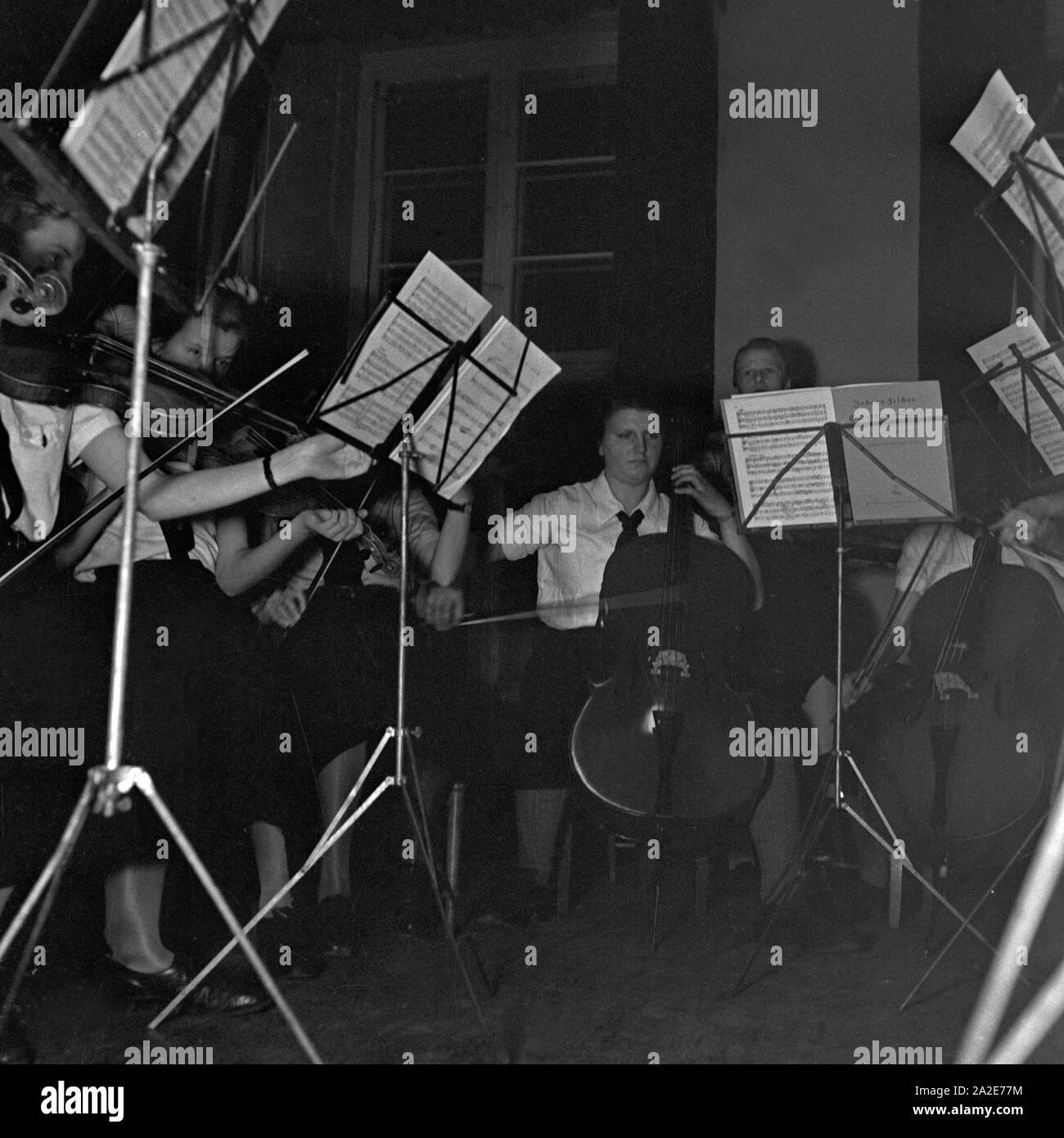 BdM Mädchen spielen Musik in einem Orchester, Deutschland 1930er Jahre. BdM girls playing music in an orchestra, Germany 1930s. Stock Photo