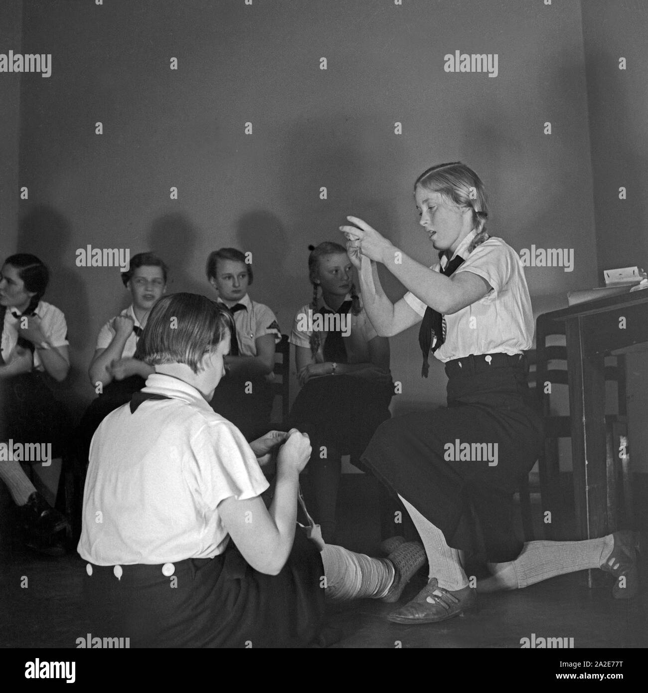 BdM Mädchen bei einer Erste Hilfe Ausbildung, Deutschland 1930er Jahre. BdM girls at a  First Aid training, Germany 1930s. Stock Photo