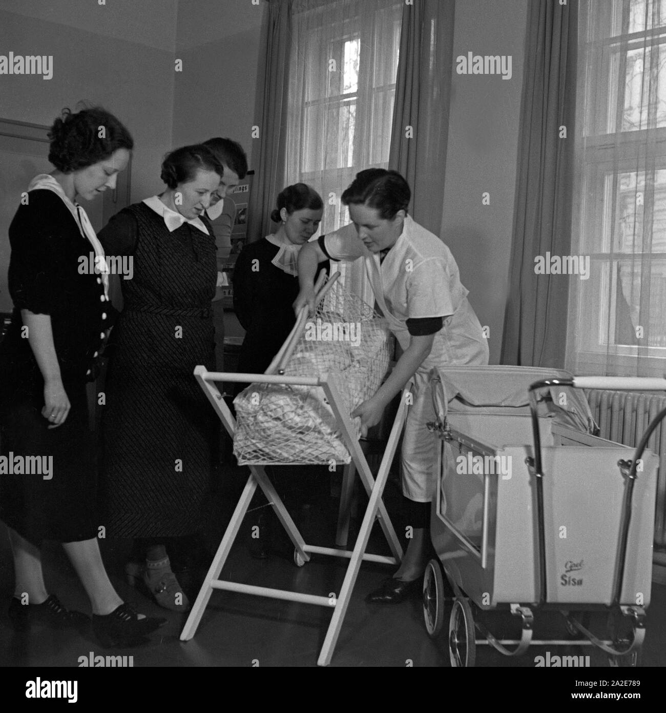 Frauen nehmen an einer Mütterschulung des Reichsmütterdienstes in Essen teil, Deutschland 1930er Jahre. Women particpating in a mother training of the Reichsmuetterdienst at Essen, Germany 1930s. Stock Photo