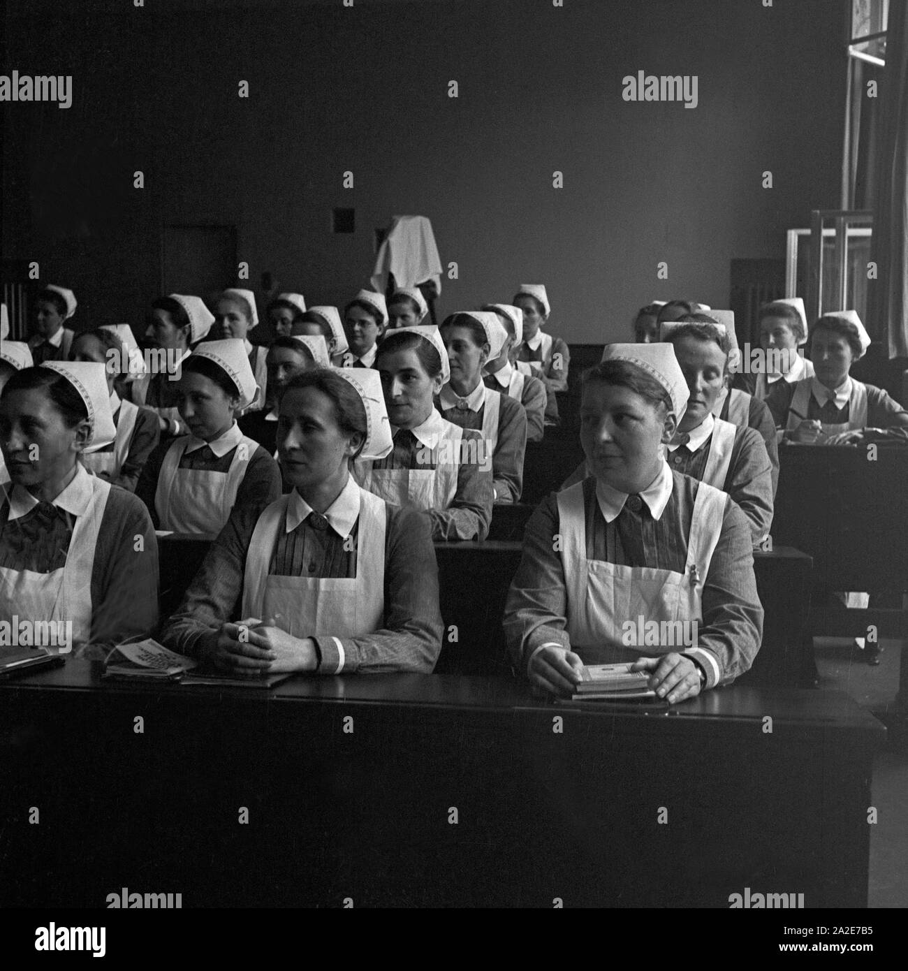 Krankenschwestern beim fachkundeunterricht im mutterheim dresden auf