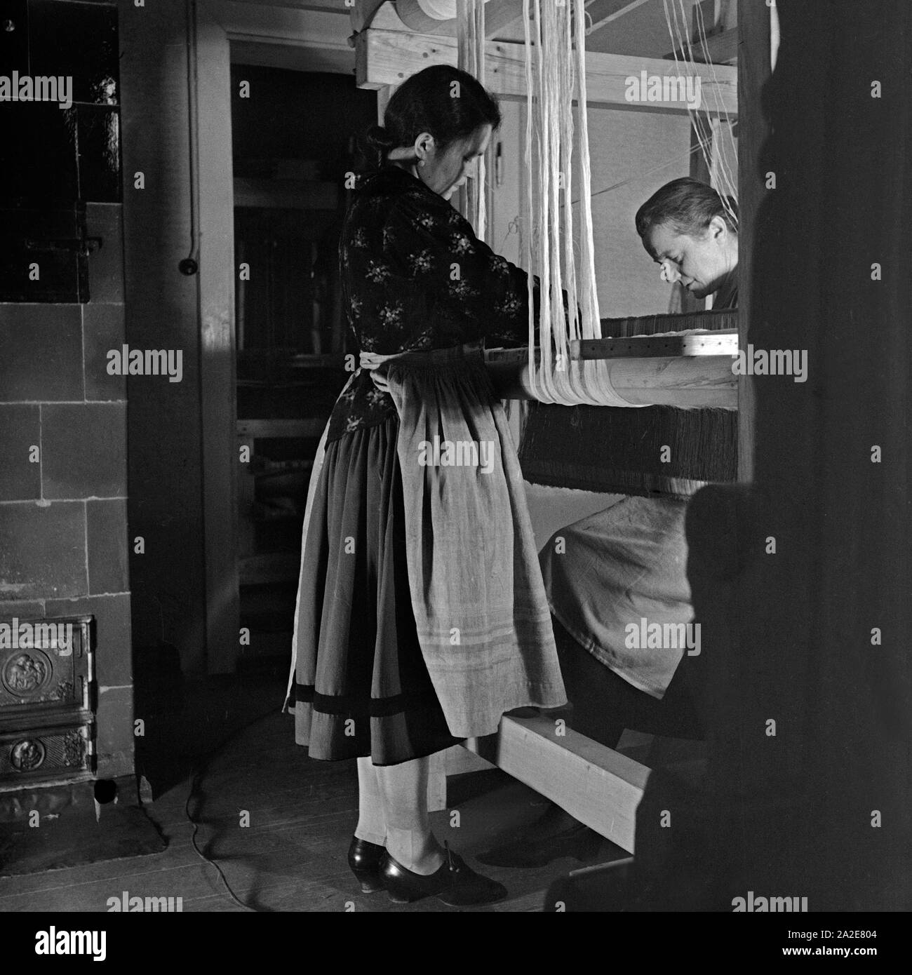 Zwei Frauen an einem Webstuhl in der Webschule Sommerfeld in der Kurmark, Deutschland 1930er Jahre. Two women at a weaving loom at the school for weaving at Sommerfeld, Germany 1930s. Stock Photo