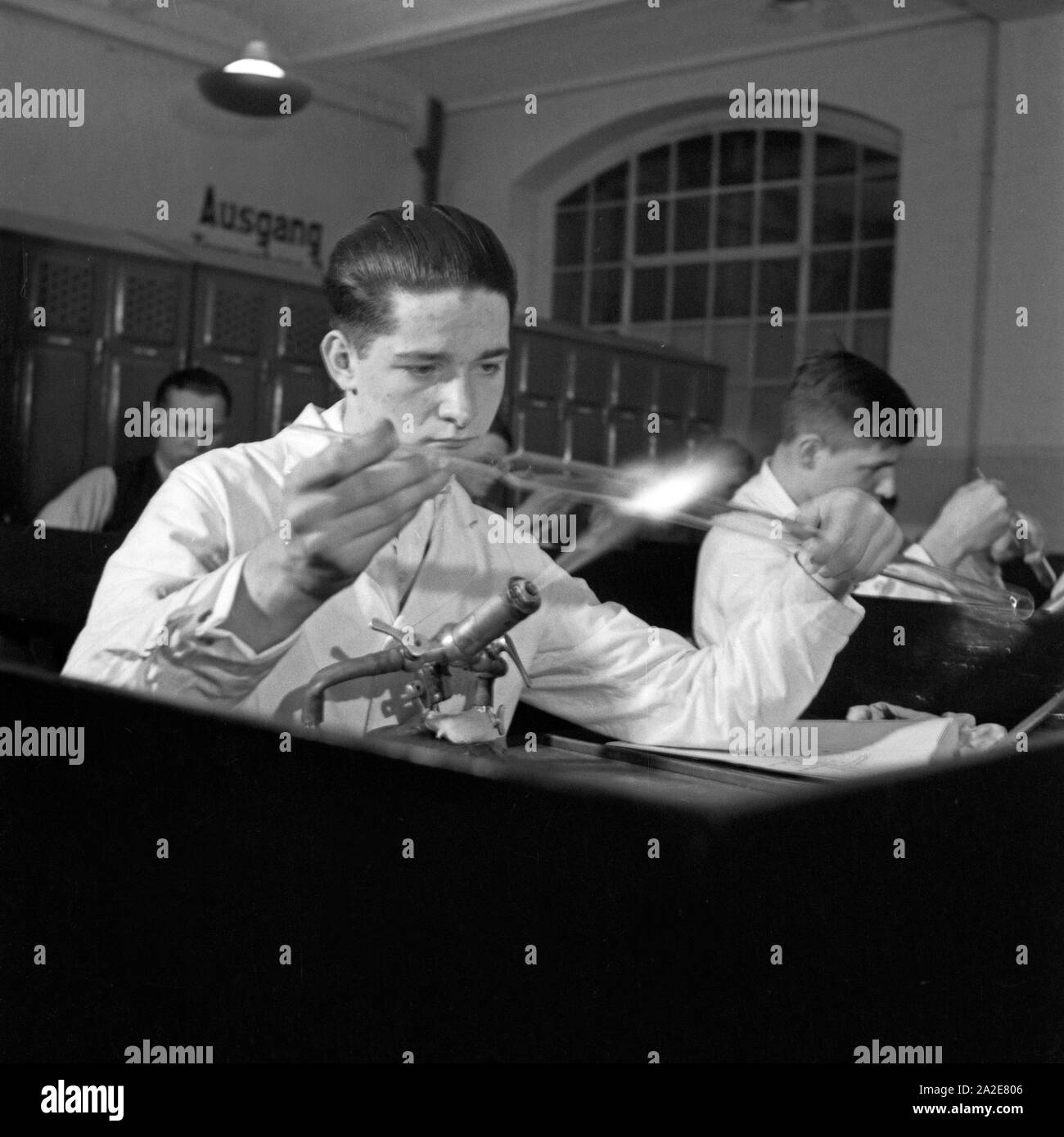 Glasbläser als Teilnehmber beim Reichsberufswettkampf 1937, Deutschland 1930er Jahre. Glassblower as a competitor of the Reichsberufswettkampf contest 1937, Germany 1930s. Stock Photo