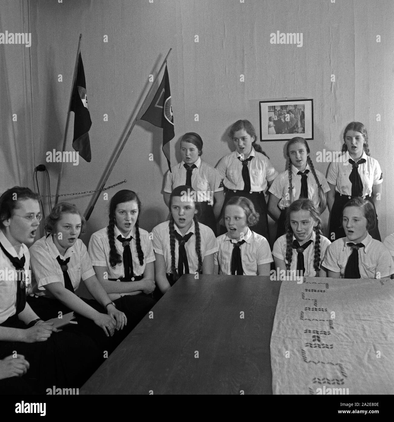 BdM Mädchen singen Fahrtenlieder in Berlin Pankow, Deutschland 1930er Jahre. BdM girls singing some folklore songs at Berlin Pankow, Germany 1930s. Stock Photo