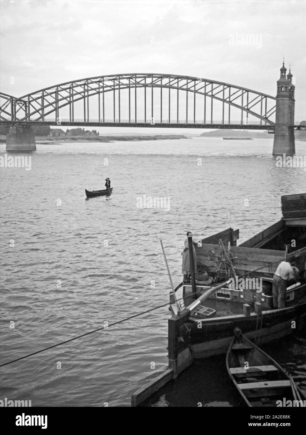 Die Königin Luise Brücke über die Memel in Tilsit in Ostpreußen, 1930er Jahre. Queen Louise Bridge over the river Memel at Tilsit, East Prussia, 1930s. Stock Photo