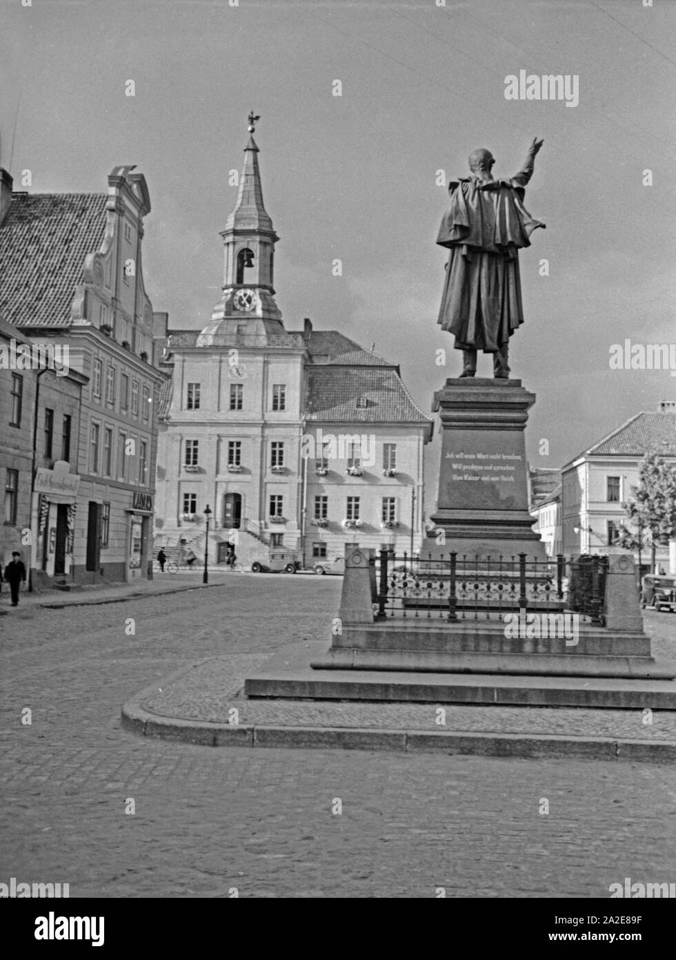 Das Schenkendorf Denkmal und das Rathaus in Tilsit, Ostpreußen, 1930er Jahre. Schenkendorf monument and town hall of Tilsit, East Prussia, 1930s. Stock Photo